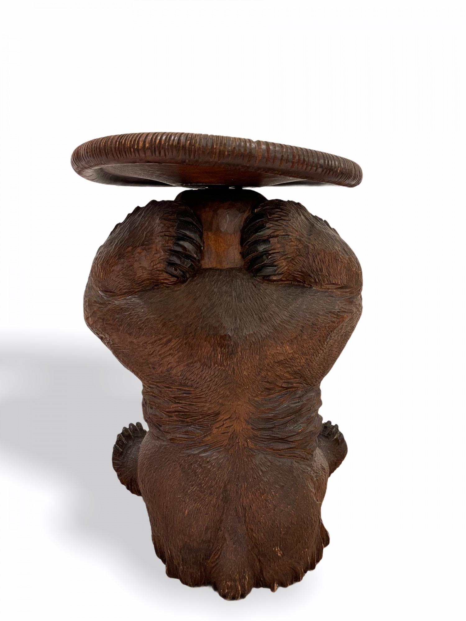 Bois Tabouret de piano ours modelé de la Forêt-Noire, fin du 20ème siècle en vente