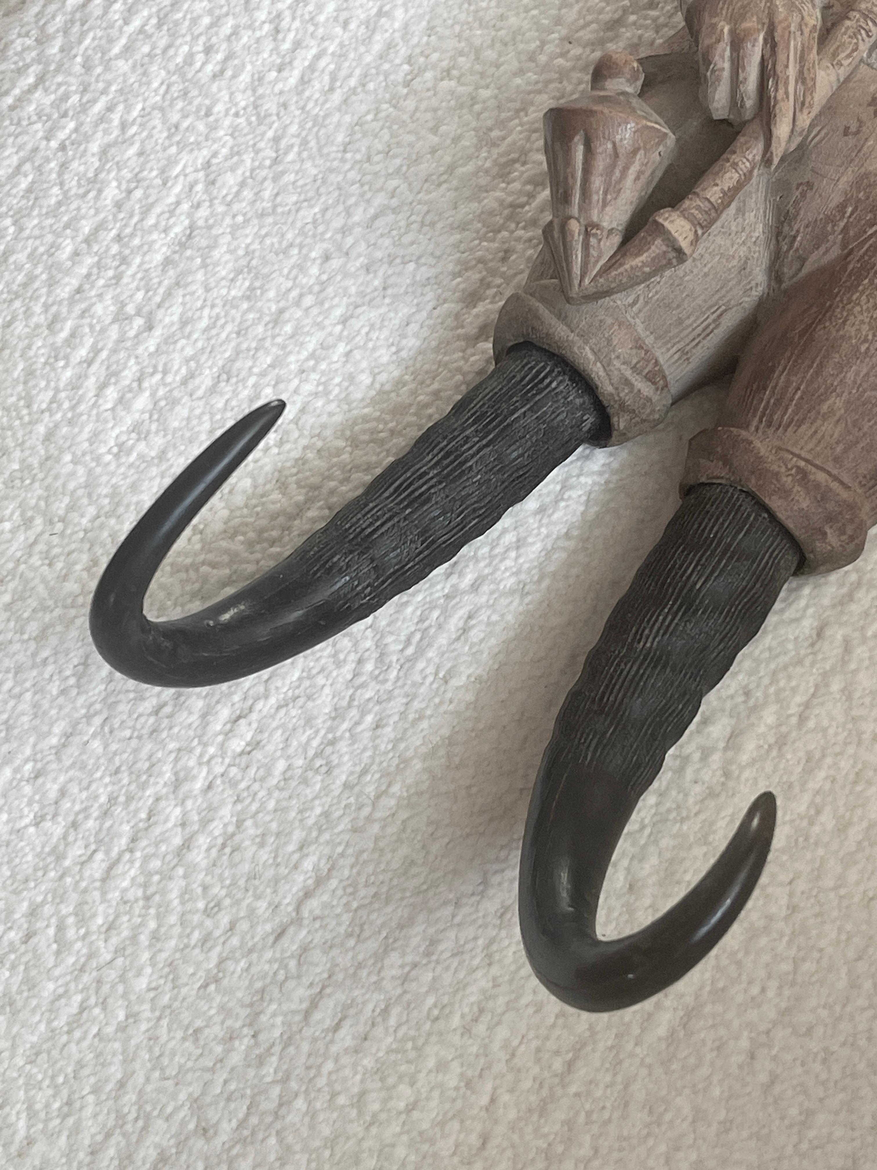 Fouet de singe Black Forest Wood Wood & Horn, C.1880 en vente 4