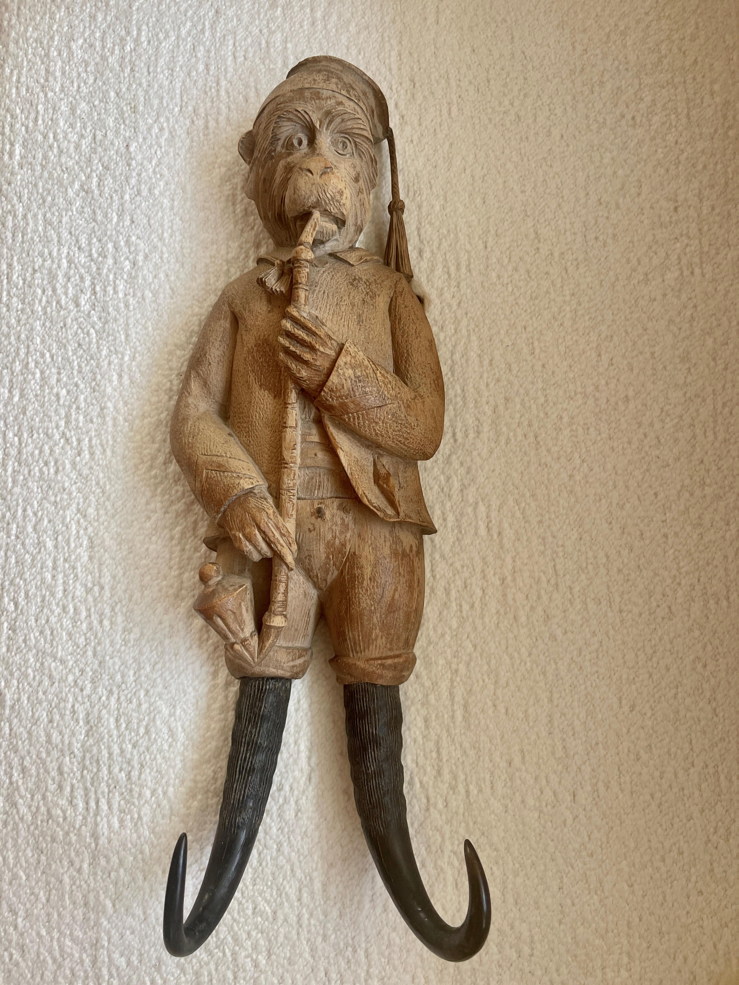 Juste dans ce fouet de singe de la Forêt-Noire, sculpté à la main et fait de Horn, C.1880, 
Il a la forme d'un singe chasseur fumant une longue pipe de montagne suisse.
ce fouet a une couleur claire, il est d'origine et ne manque pas