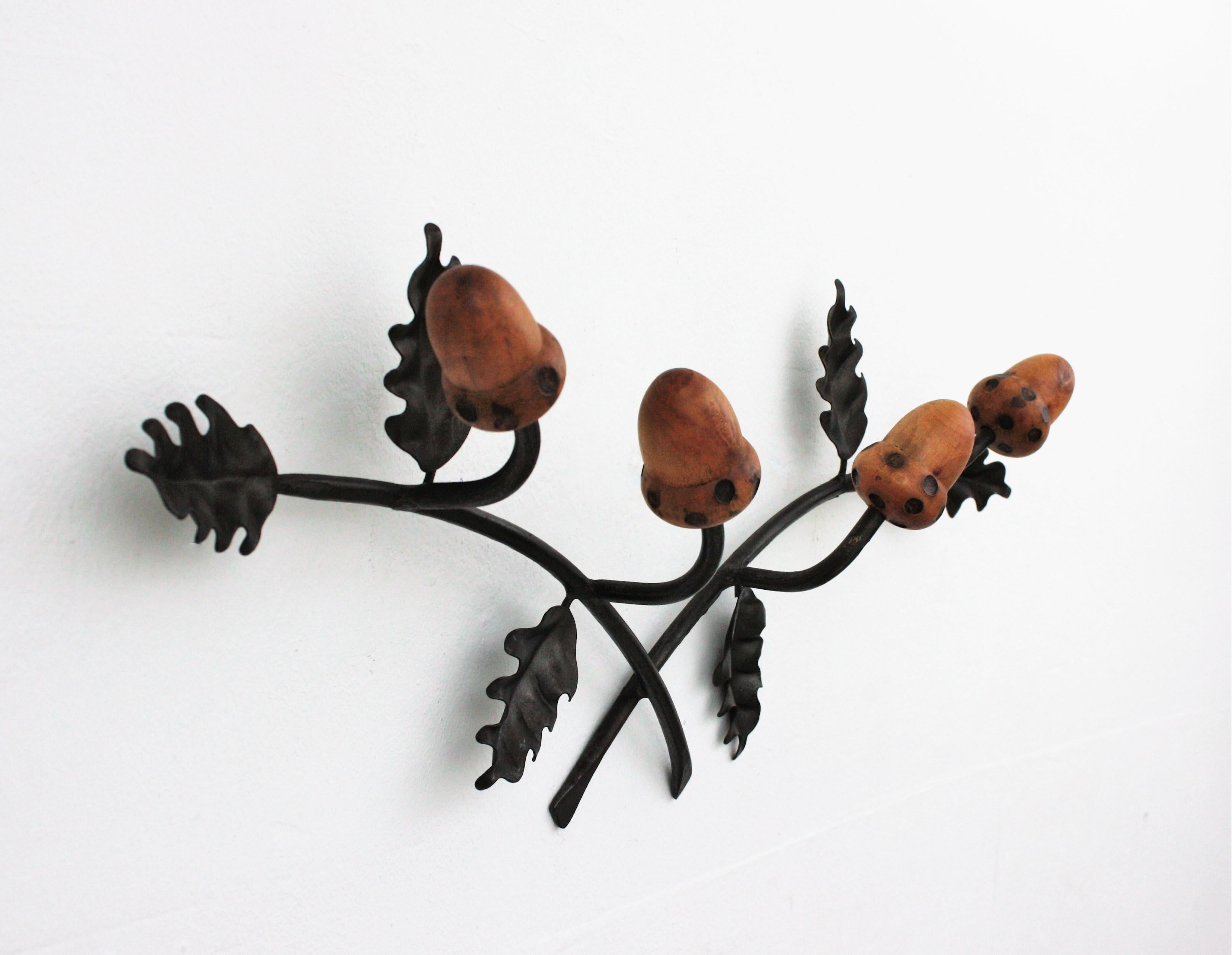 Wall Coat Rack with Black Forest Oak Leaf and Acorn Design, 1960s In Good Condition For Sale In Barcelona, ES