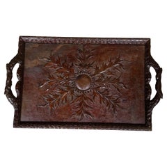 Bandeja de roble Black Forest con talla foliada y asas de rama, hacia 1880