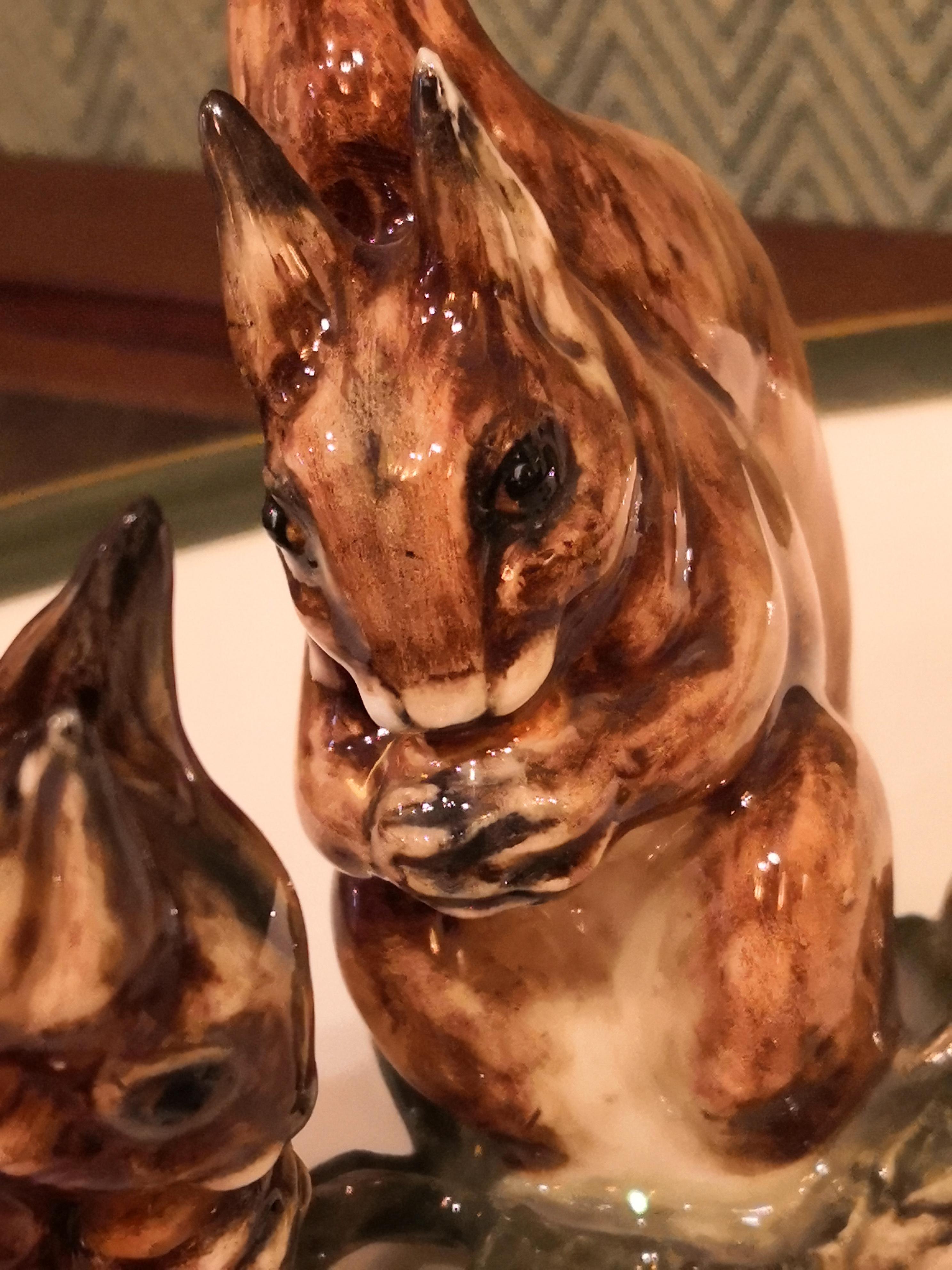 Fait main Assiette ovale en porcelaine de la Forêt-Noire avec écureuils Sofina Boutique Kitzbhel en vente