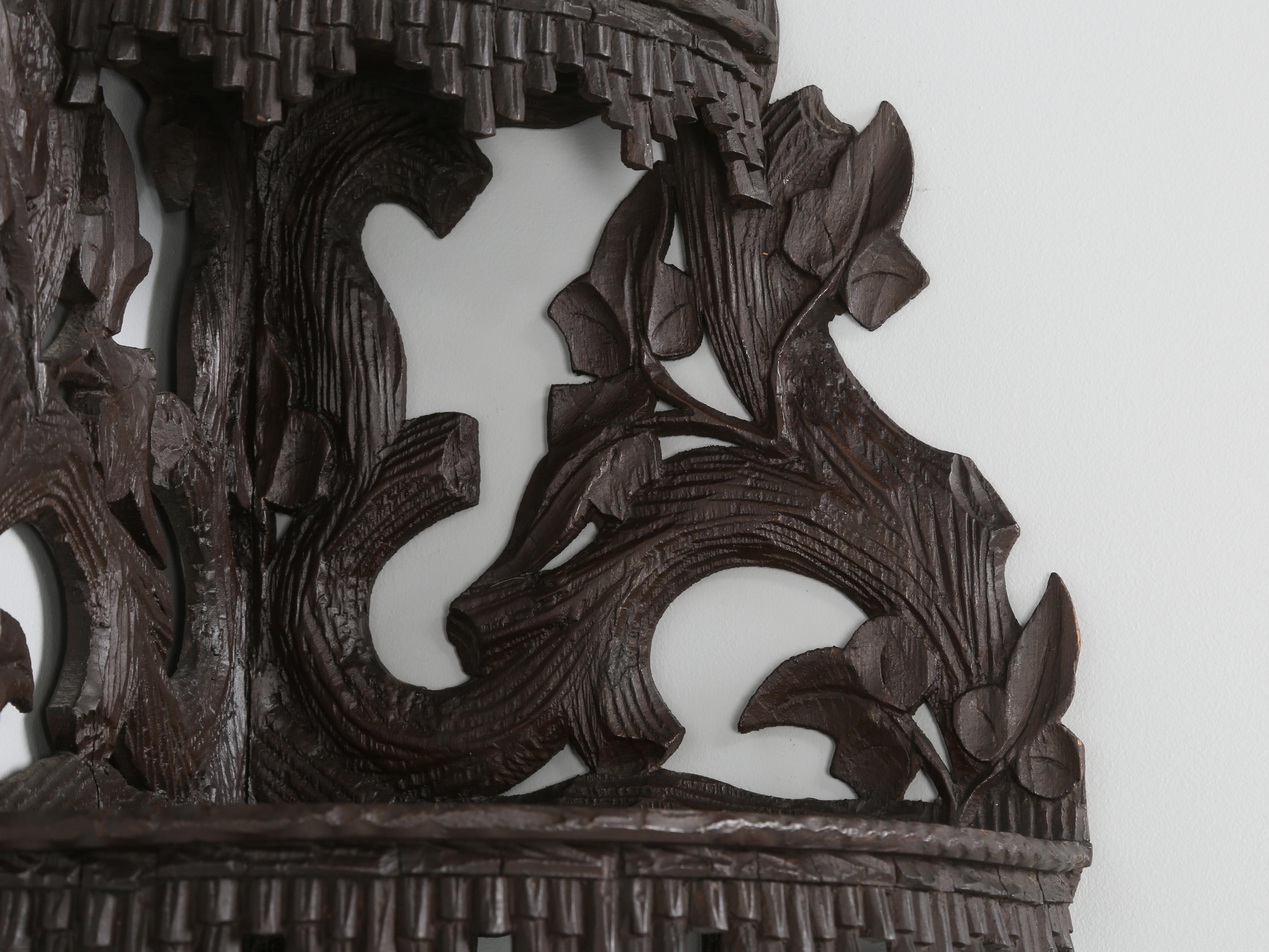 Black Forest Pair of Corner Shelves Original Hand Carved Switzerland Late 1800s  For Sale 3