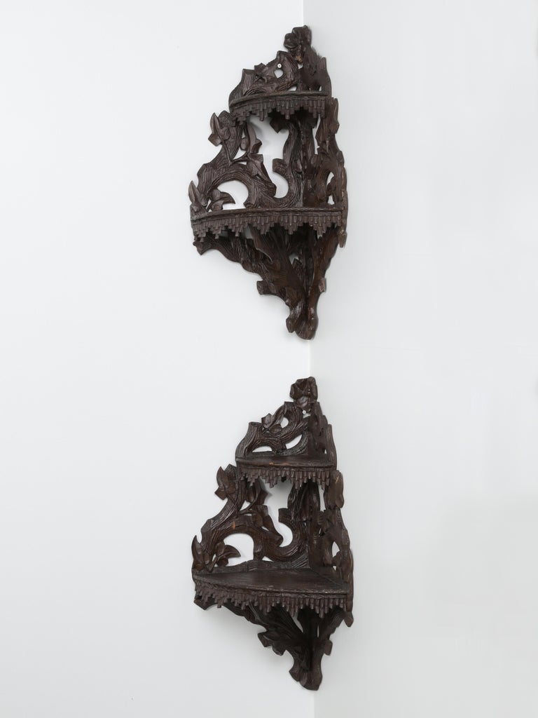 Paire d'étagères d'angle de la Forêt-Noire originales sculptées à la main,  Suisse, fin des années 1800 En vente sur 1stDibs