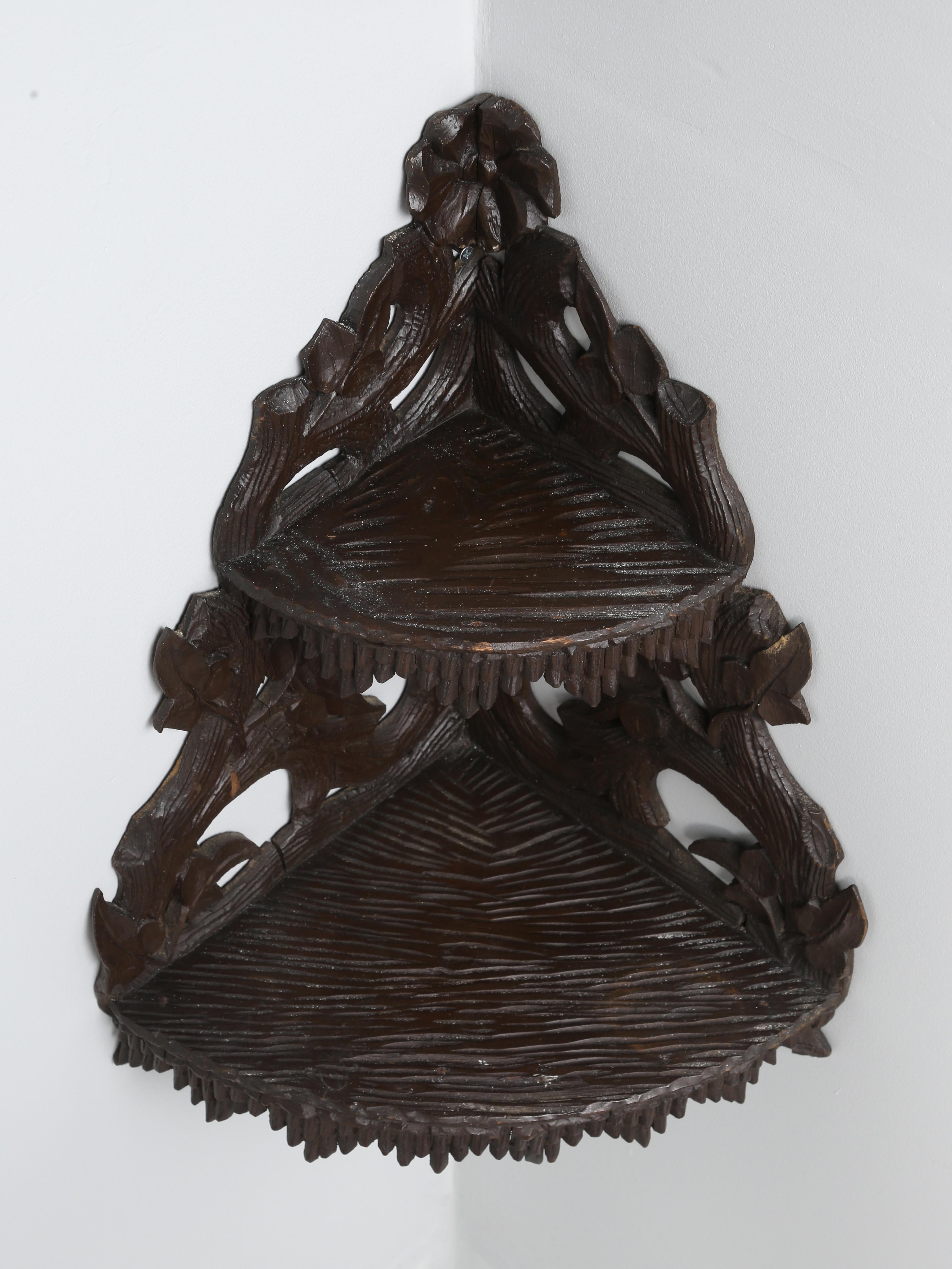Black Forest Pair of Corner Shelves Original Hand Carved Switzerland Late 1800s  In Good Condition For Sale In Chicago, IL
