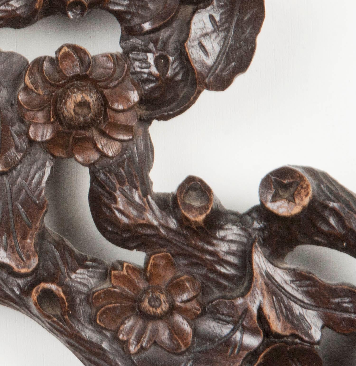 Black Forest Picture Frame, Carved Walnut from circa 1900 In Good Condition For Sale In Casteren, Noord-Brabant