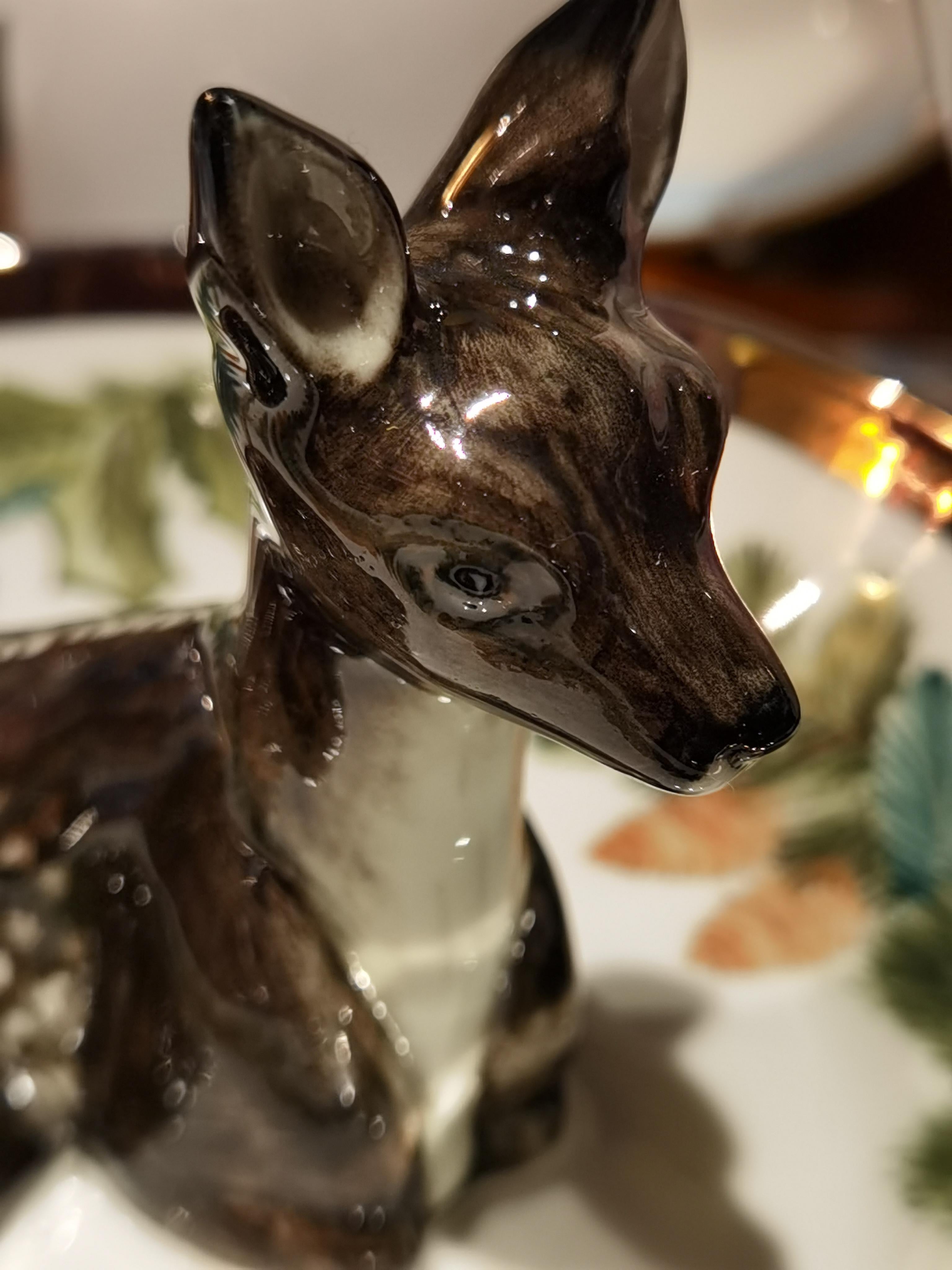 Vollständig handgefertigte Porzellanschale mit einem freihändig gemalten Bambi in der Mitte der Schale. Die charmante Bambi-Figur ist schwarz bemalt und sitzt in der Mitte der Schale. Die Porzellanschale ist in Platin eingefasst und mit einer