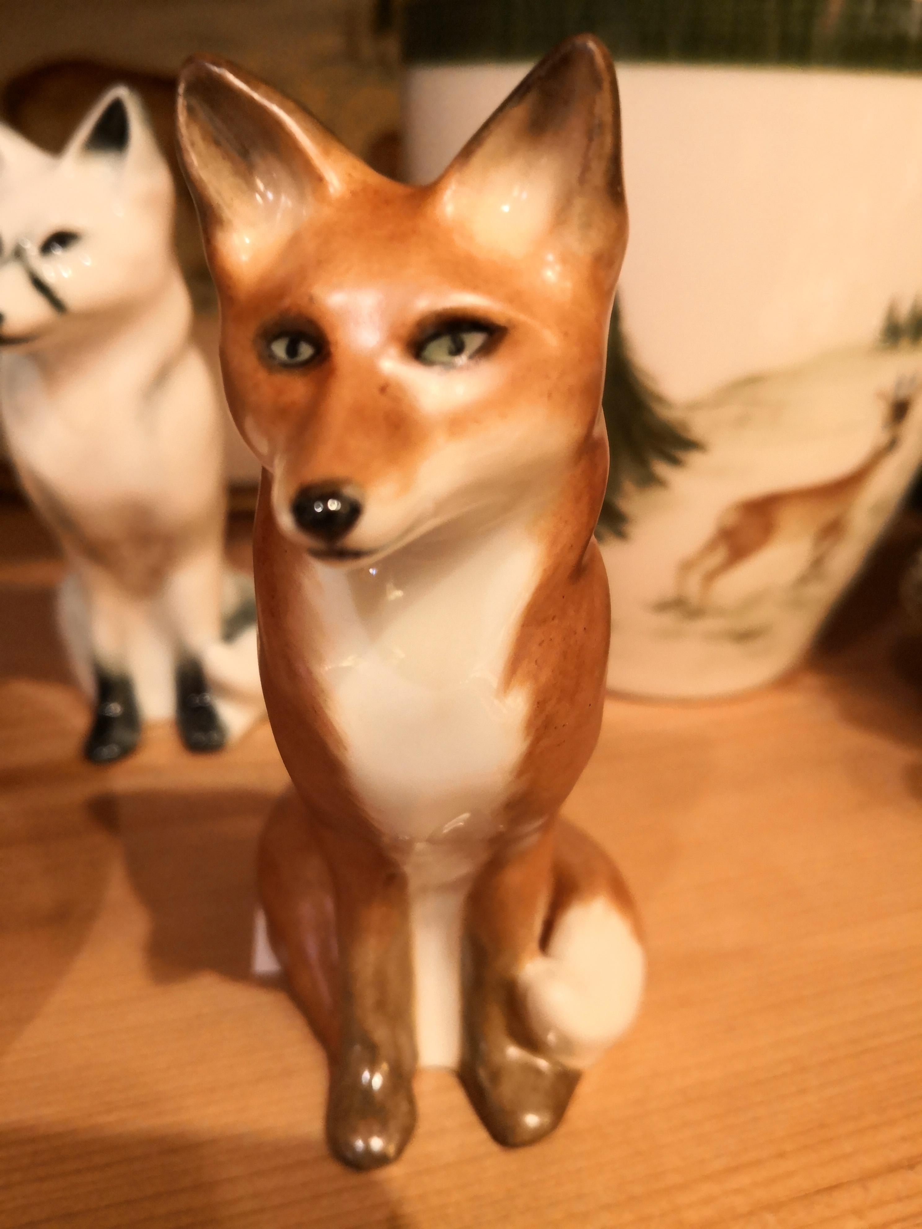 Komplett handgefertigte Porzellanfigur mit einem freihändig handbemalten, naturalistischen Fuchs in Brauntönen im Stil des Schwarzwaldes. Handgefertigt in Bayern/Deutschland von Sofina Boutique Kitzbühel.