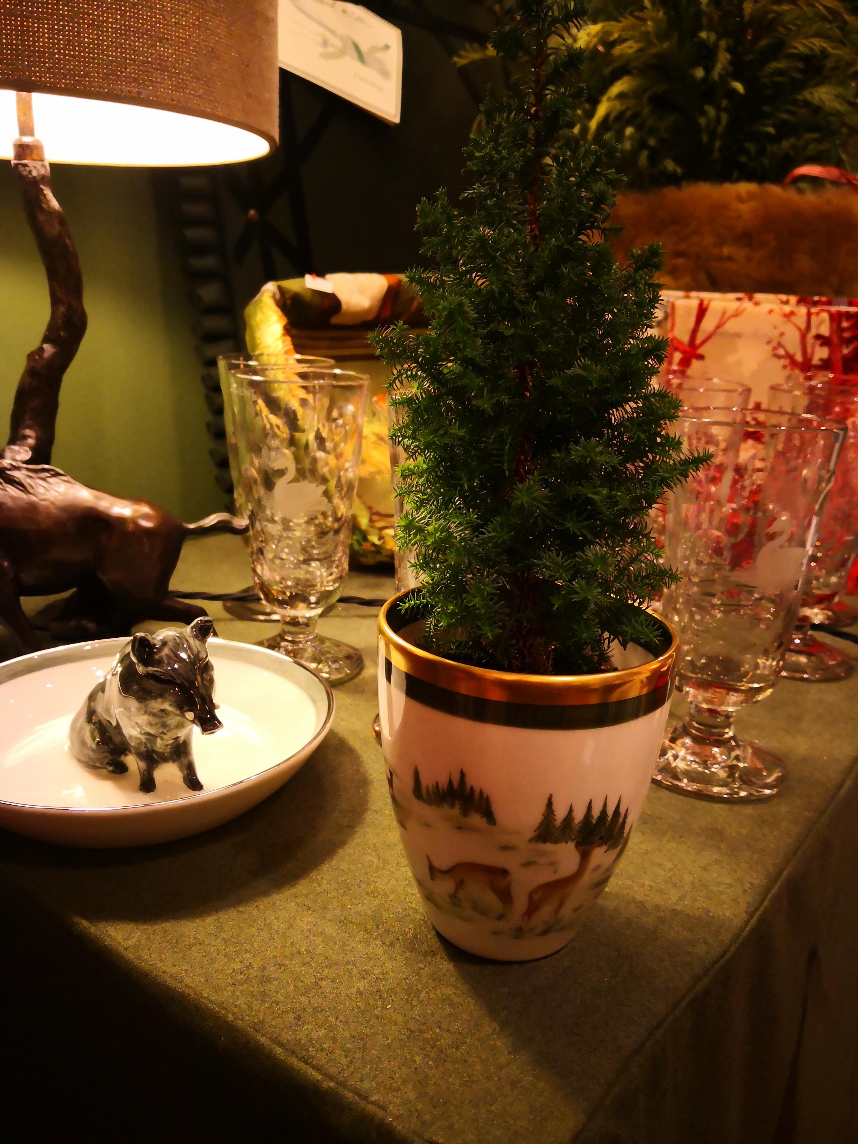 Black Forest Porcelain Vase Hunting Decor Sofina Boutique Kitzbuehel In New Condition For Sale In Kitzbuhel, AT