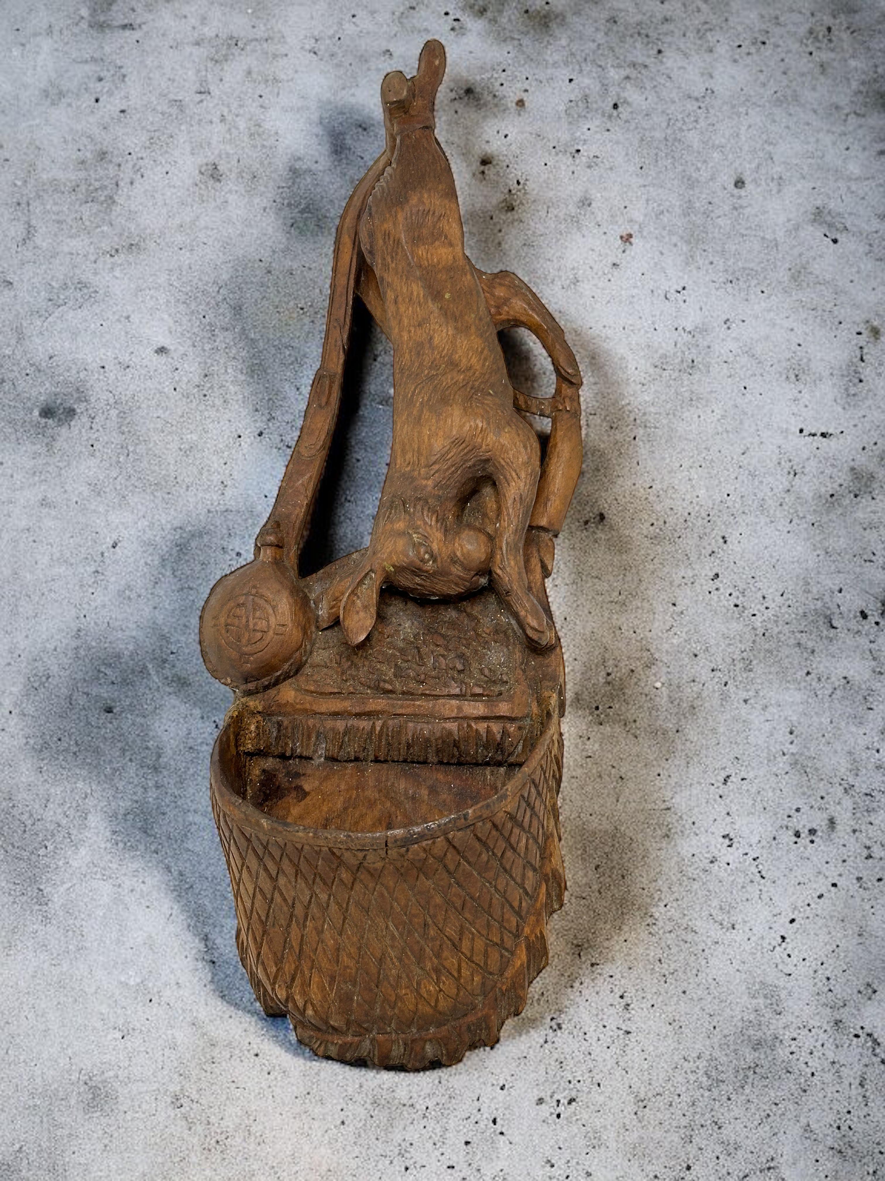 Seltene antike große deutsche Jagdszene aus Metall auf einer hölzernen Wandtrophäe, die einen Hasen, einen Hund und eine Tasche mit einer Sektflasche zeigt.
Wunderbare Trophäe der Jagd für Ihre Black Forest Collection'S. Dies ist ein wirklich