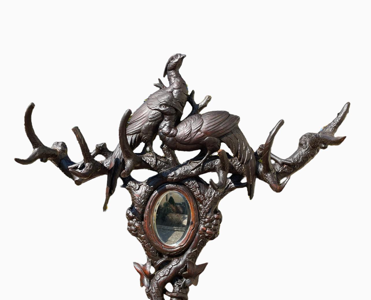 Raro y suntuoso perchero Black Forest que representa un
 perro de caza y dos gallinas faisán. Sirve de paraguas
 o soporte para bastón, espejo y perchero o sombrerero. Muy bonito
 modelo y raro porque las esculturas de la Selva Negra esencialmente
