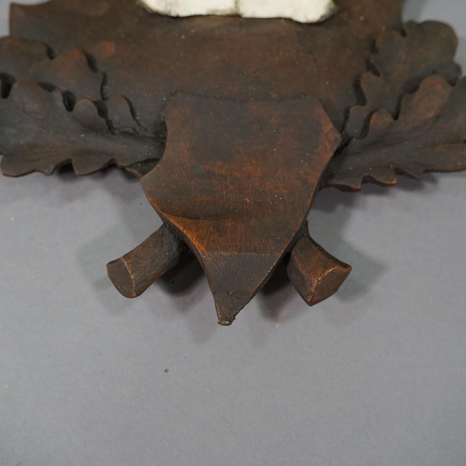 Black Forest Rotwild Trophäe auf geschnitzter Plakette - Deutschland (Mitte des 20. Jahrhunderts) im Angebot