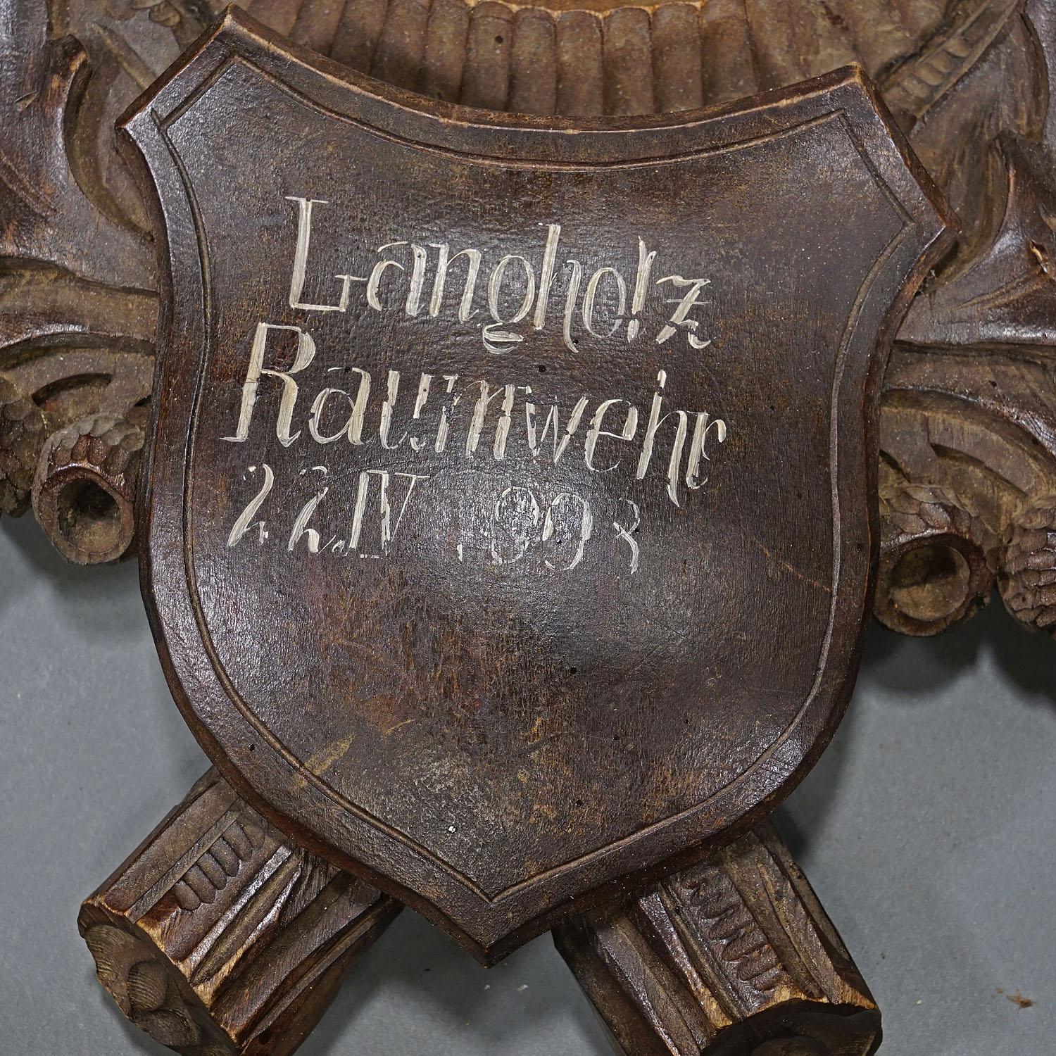 Black Forest Rothirsch-Trophäe auf geschnitzter Holztafel 1908 im Zustand „Gut“ im Angebot in Berghuelen, DE