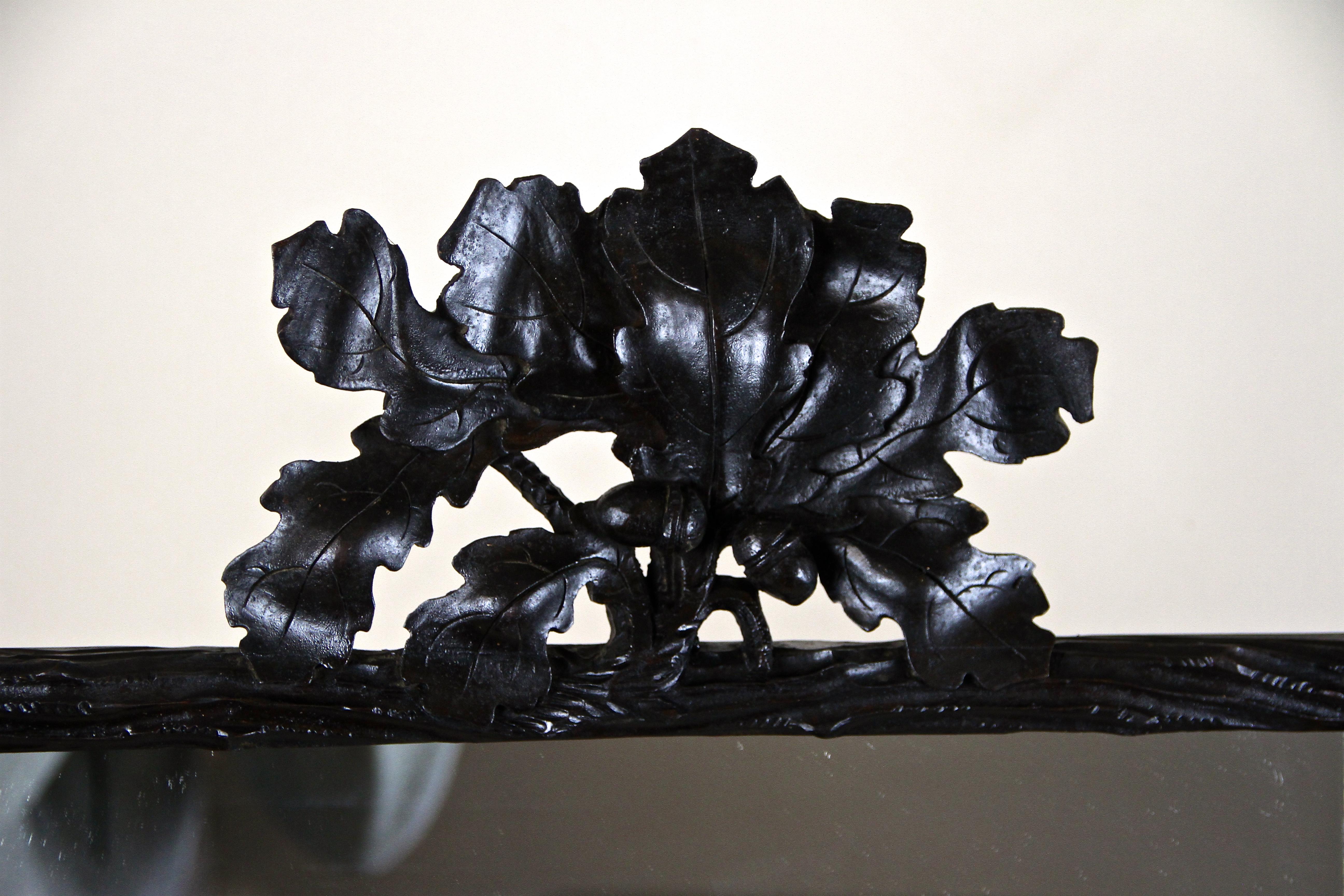 Black Forest Rustic Mirror With Oak Leaves/ Acorn Carvings, Austria, circa 1870 In Good Condition For Sale In Lichtenberg, AT