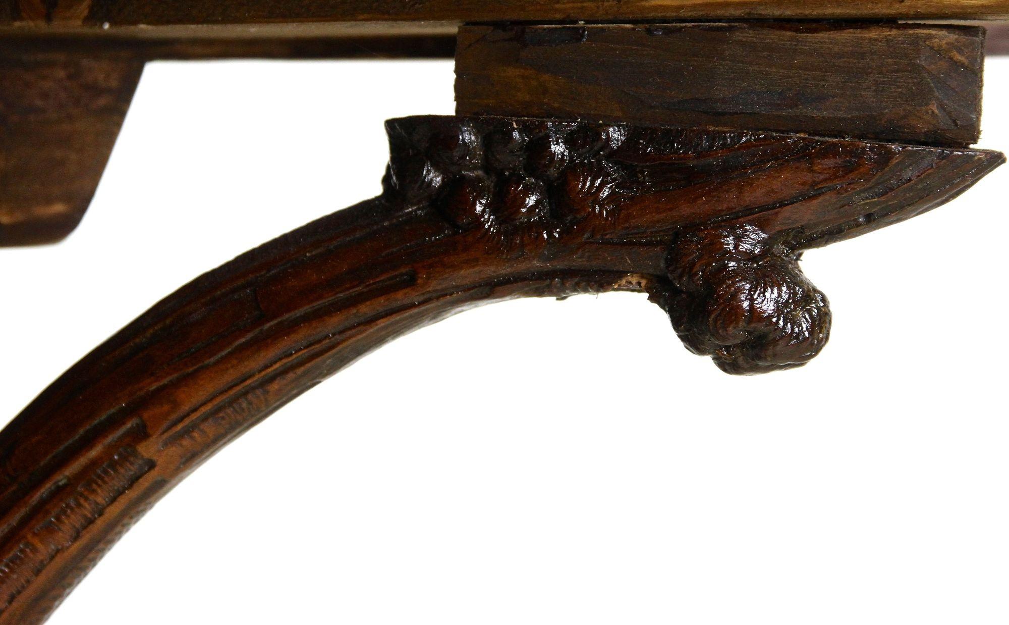 Table d'appoint rustique de la Forêt-Noire sur le thème des vignes sculptées à la main, Autriche, vers 1880 en vente 10