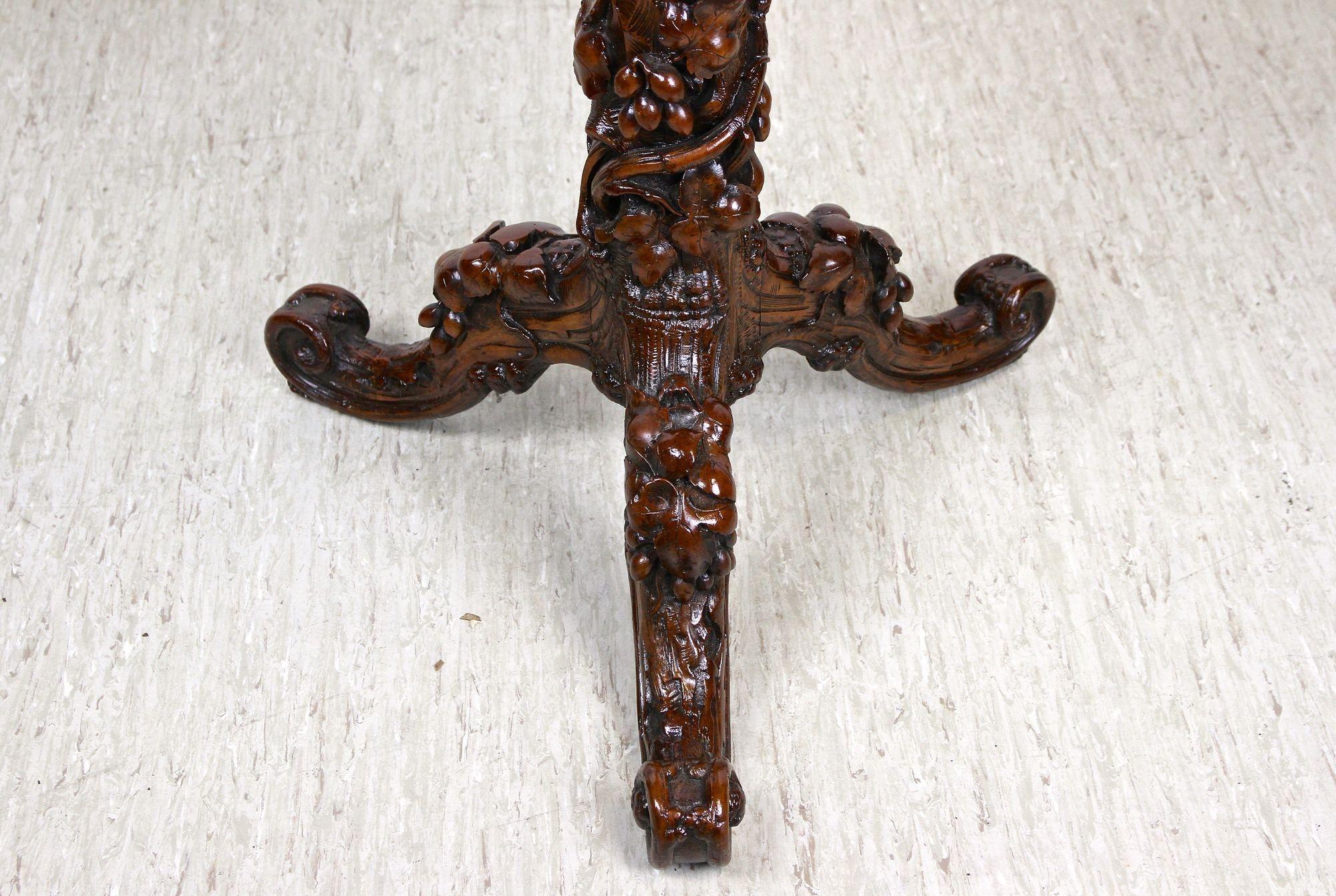Table d'appoint rustique de la Forêt-Noire sur le thème des vignes sculptées à la main, Autriche, vers 1880 Bon état - En vente à Lichtenberg, AT