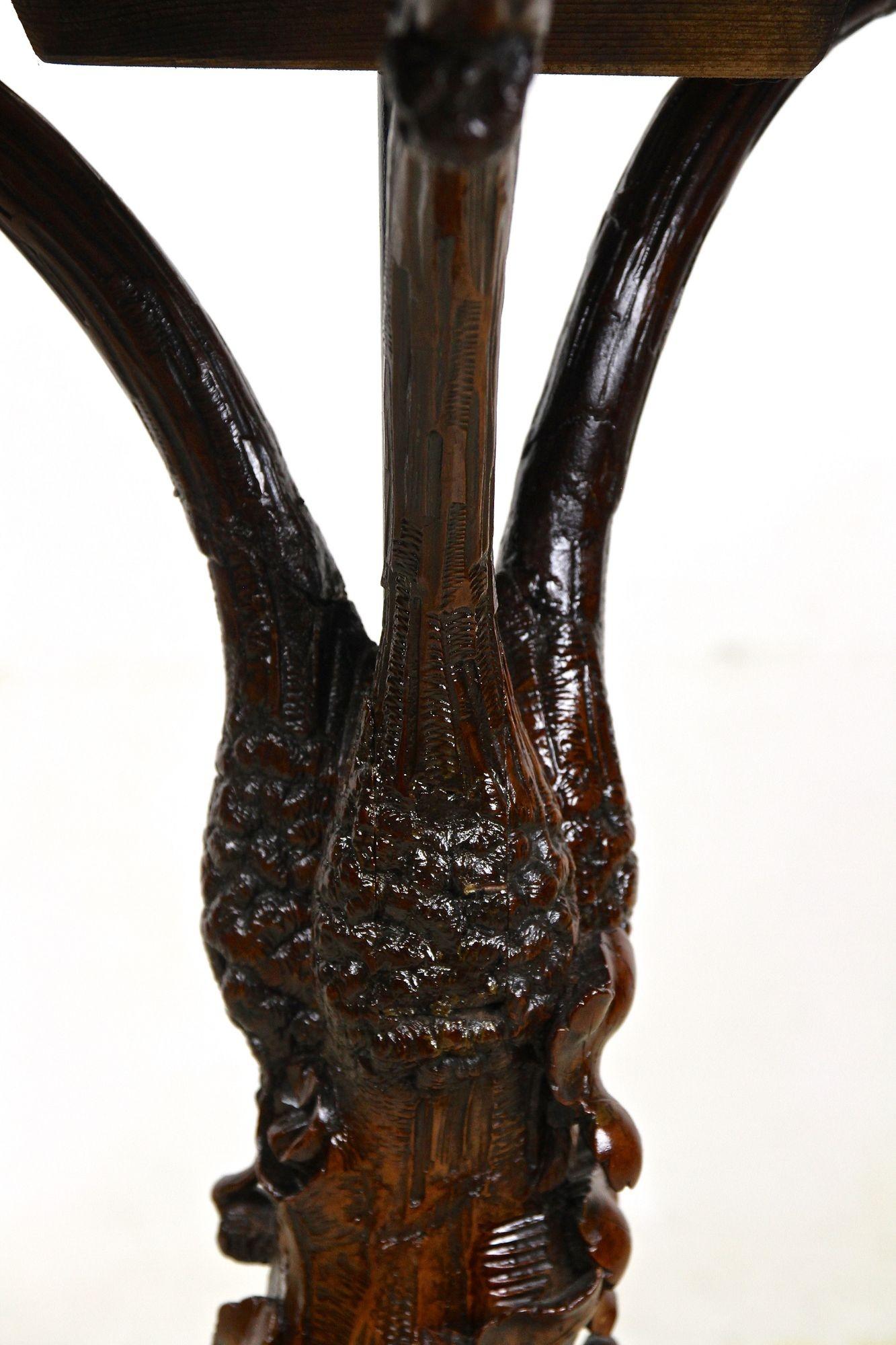Hêtre Table d'appoint rustique de la Forêt-Noire sur le thème des vignes sculptées à la main, Autriche, vers 1880 en vente