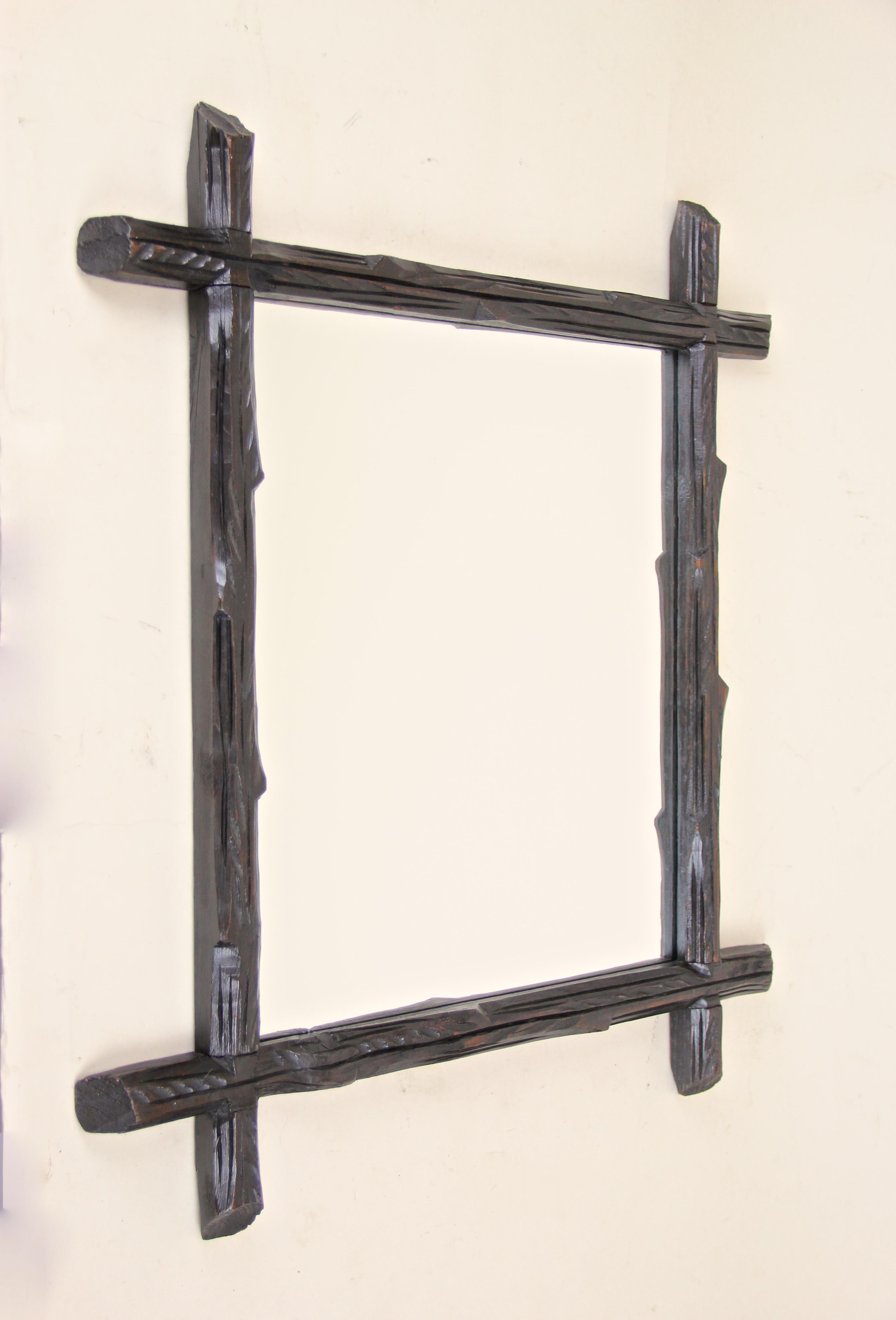 Un autre fantastique miroir mural rustique en bois dans notre collection très demandée de miroirs Black Forest. En provenance d'Autriche, vers 1880, ce cadre unique sculpté à la main avec des coins saillants. Impressionnant avec son design classique