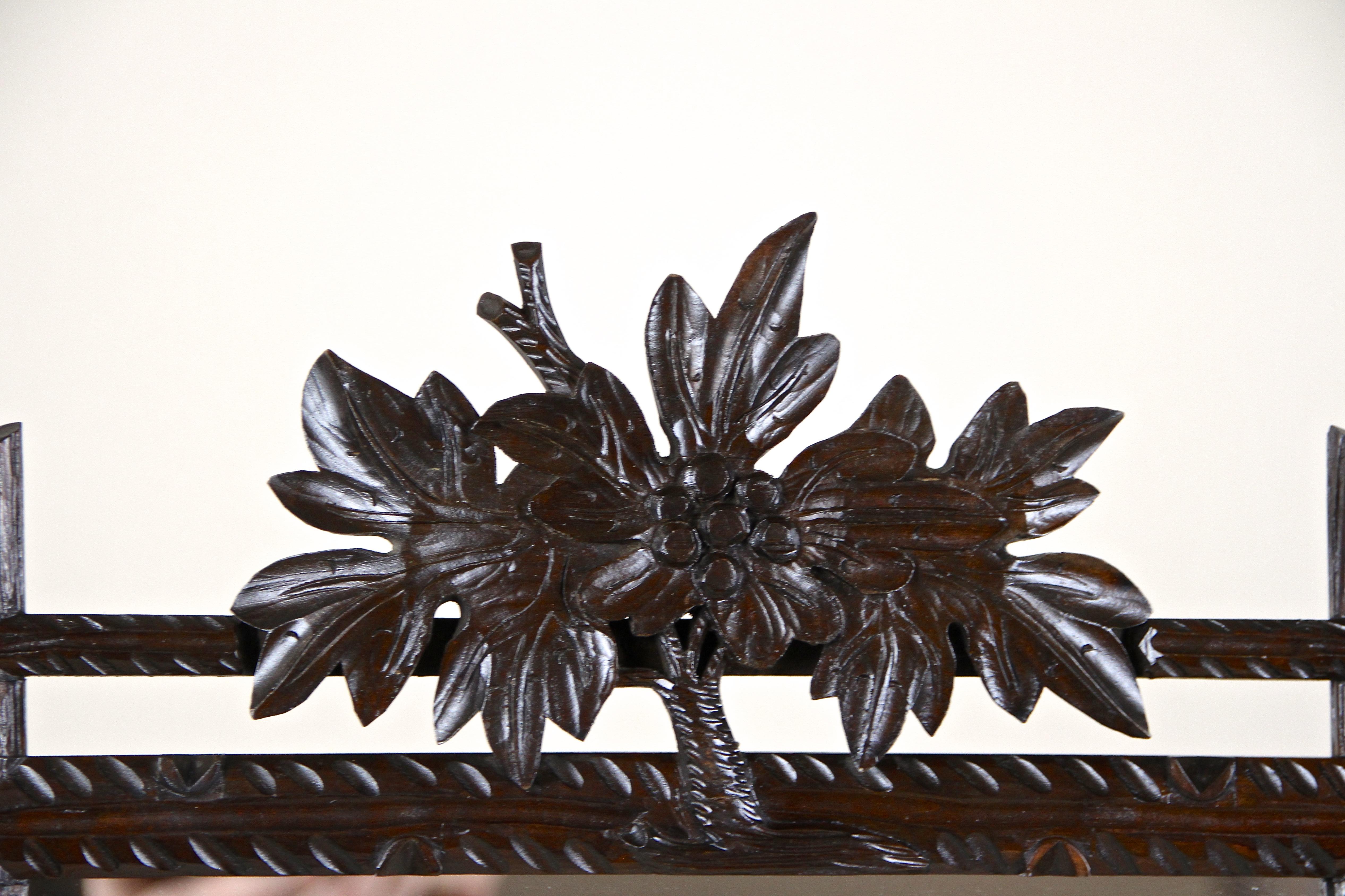 Black Forest Rustic Wall Mirror with Center Top Carving, Austria, circa 1890 In Good Condition For Sale In Lichtenberg, AT