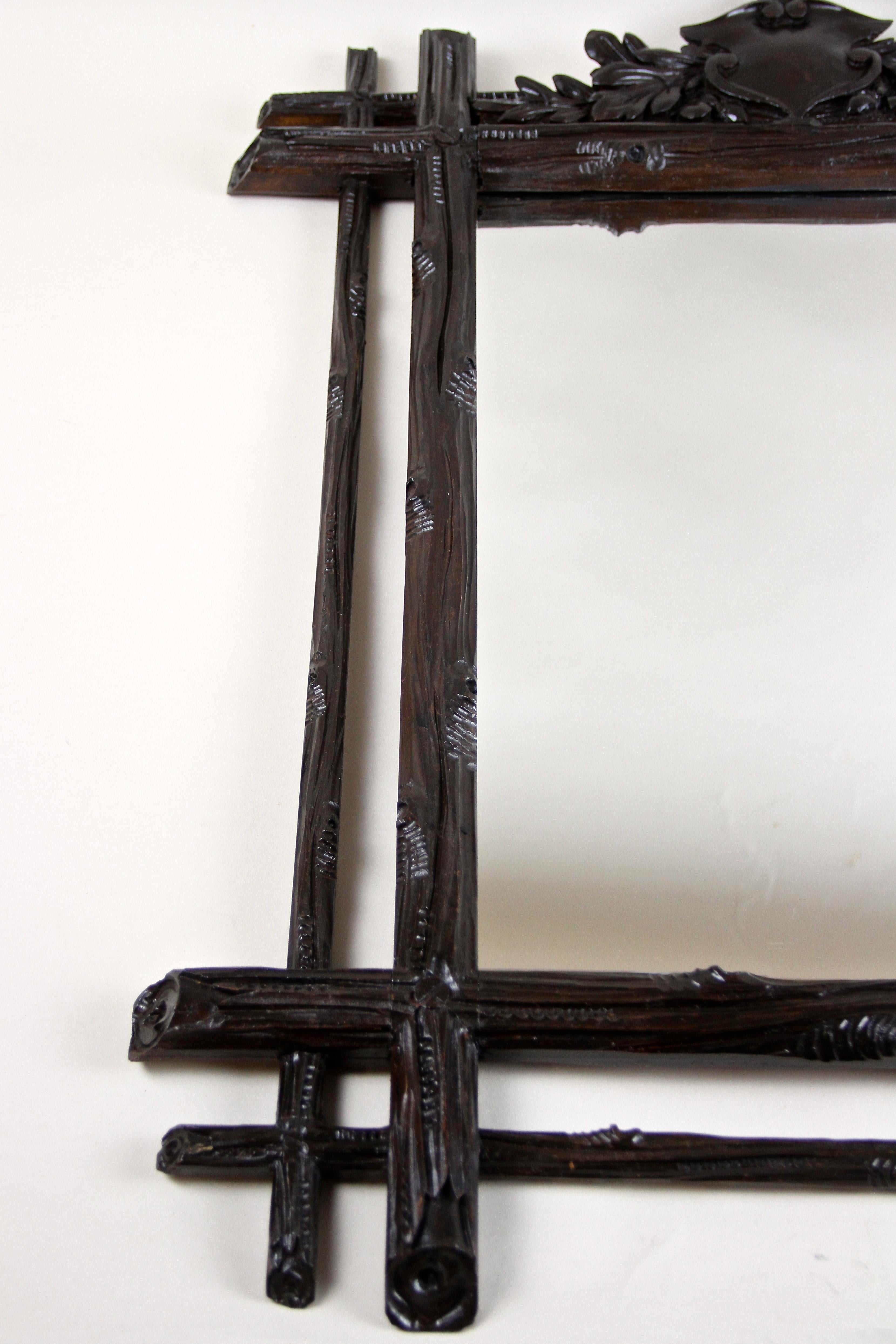Rustikaler Schwarzwald-Wandspiegel mit Wappenschnitzerei, Österreich, um 1870 im Angebot 6