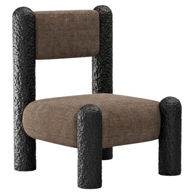 Der Black Forest Lounge Chair ist ein skulpturales, in der Natur verwurzeltes Stück, das sich durch seine kühnen, strukturierten Beine auszeichnet - monumentale Formen, die an uralte Baumstämme oder Waldsäulen erinnern. Der Sessel ist eine Hommage