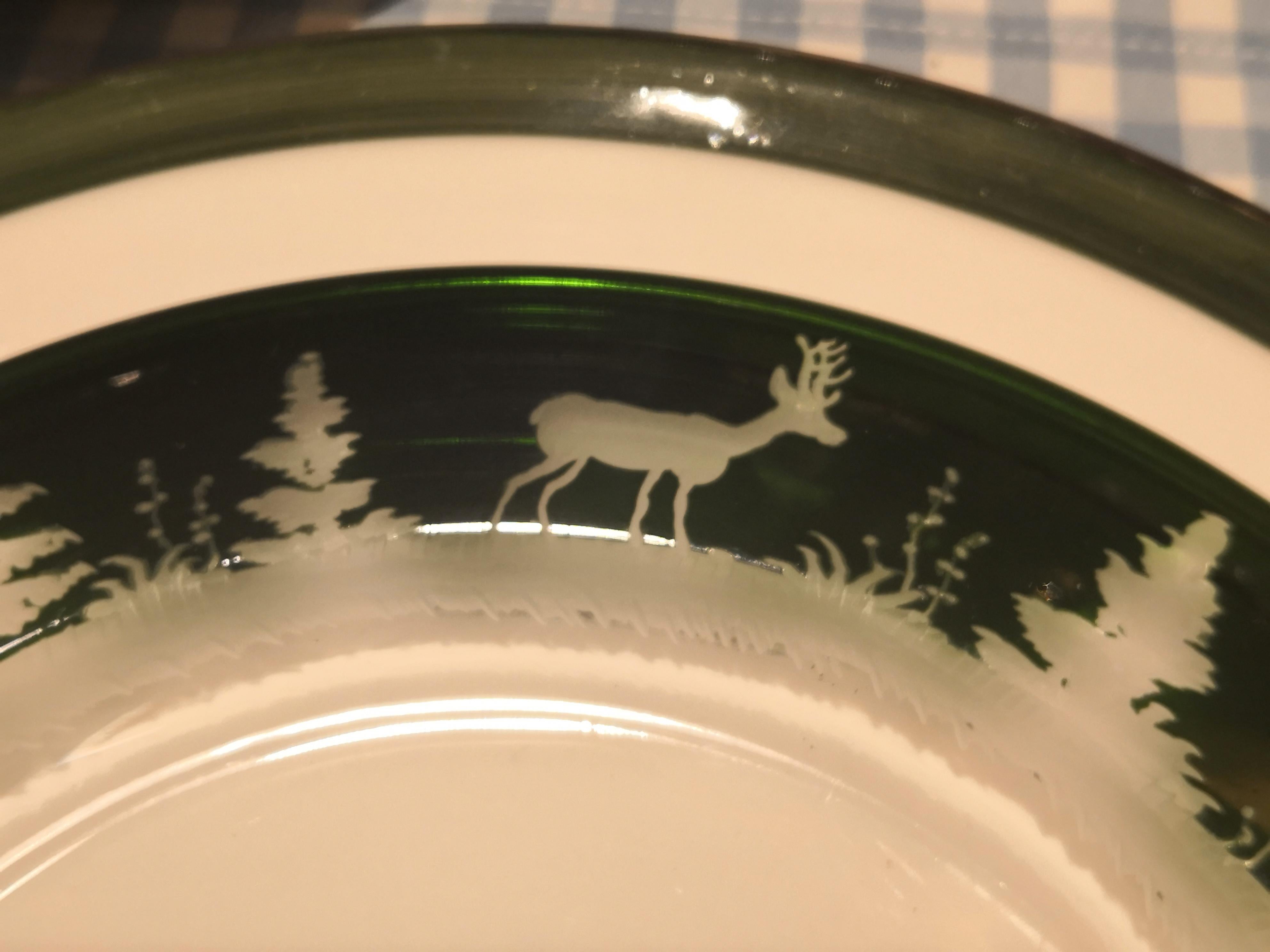 Ensemble de six assiettes en cristal vert avec un décor de chasse antique tout autour. Le charmant décor de forêt noire est gravé à la main et présente un décor antique de cerfs, de lapins et d'arbres. Les plaques de verre peuvent être commandées en