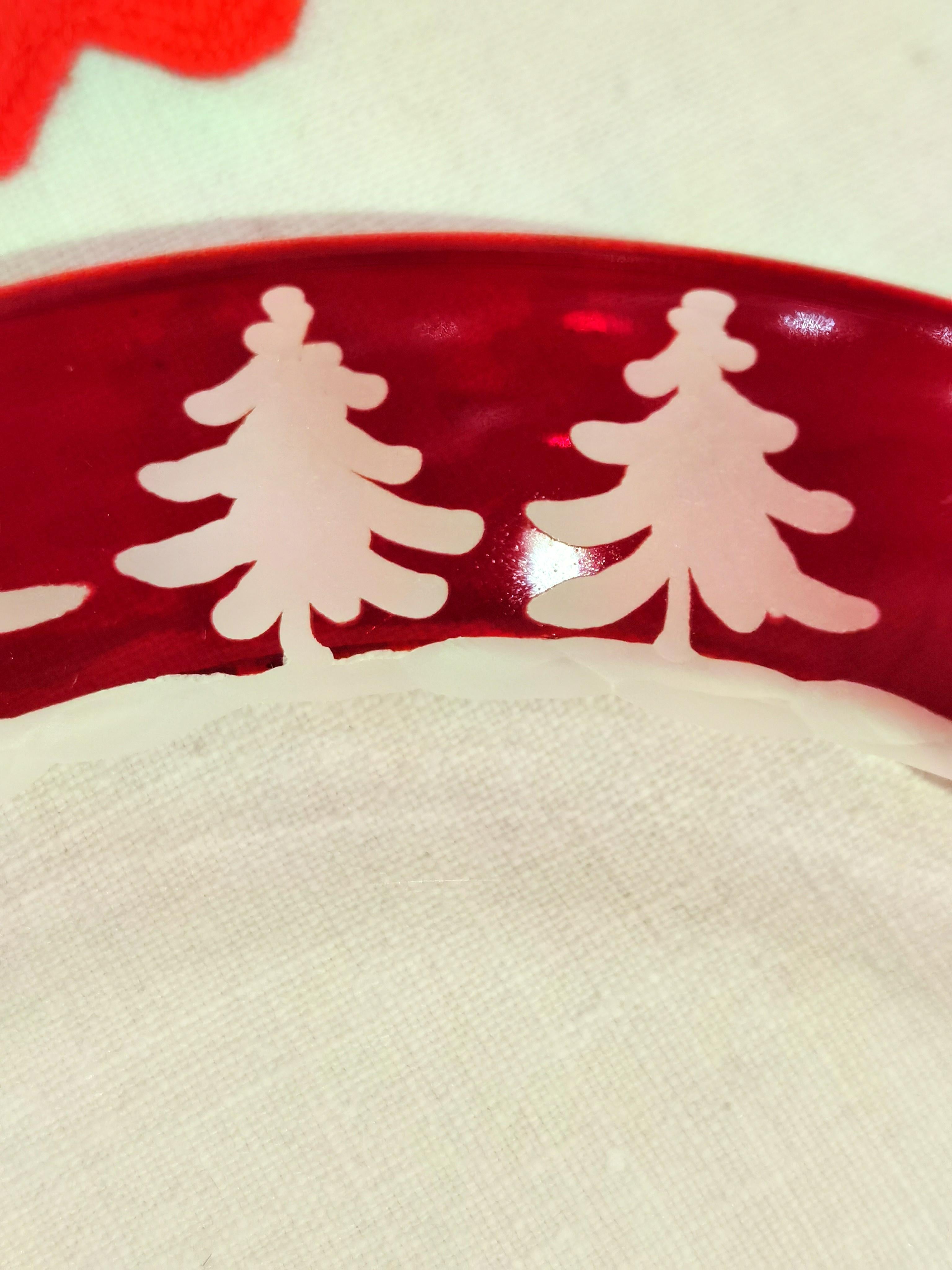Set di sei piatti in cristallo di colore rosso brillante con decorazioni in stile country. L'affascinante decorazione della foresta nera è incisa a mano e mostra diversi alberi e montagne. Le lastre di vetro possono essere ordinate in diversi