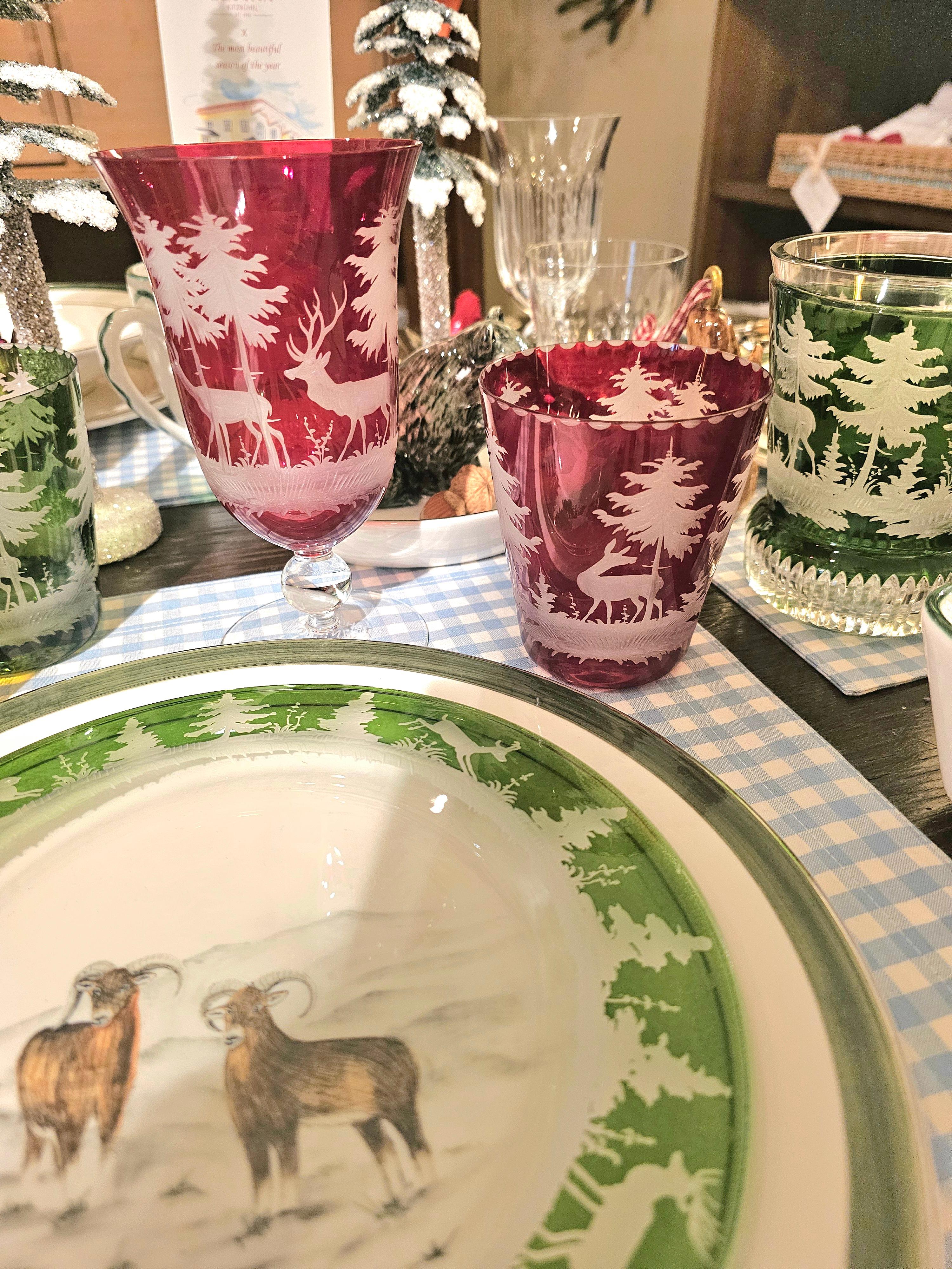 Set di sei tumbler soffiati a mano in cristallo rosso con una scena di caccia bordata a mano nello stile di Black Forest. L'arredamento è costituito da un'antica scena di caccia con cervi, alberi e bambù su tutto il vetro. Il decoro è inciso a mani