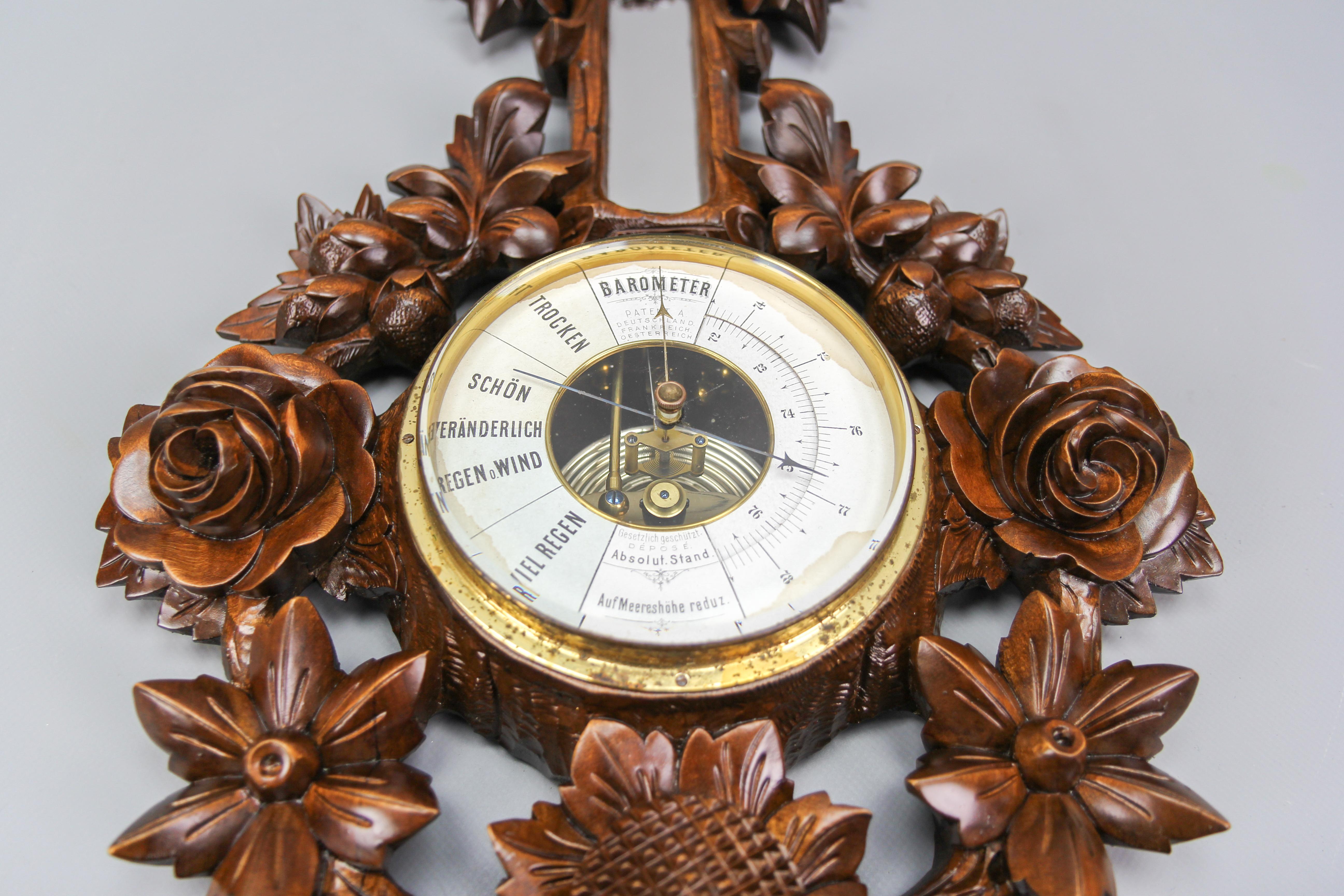 Barometer aus geschnitztem Nussbaumholz im Black Forest Stil, Deutschland, ca. 1920 (Handgeschnitzt) im Angebot