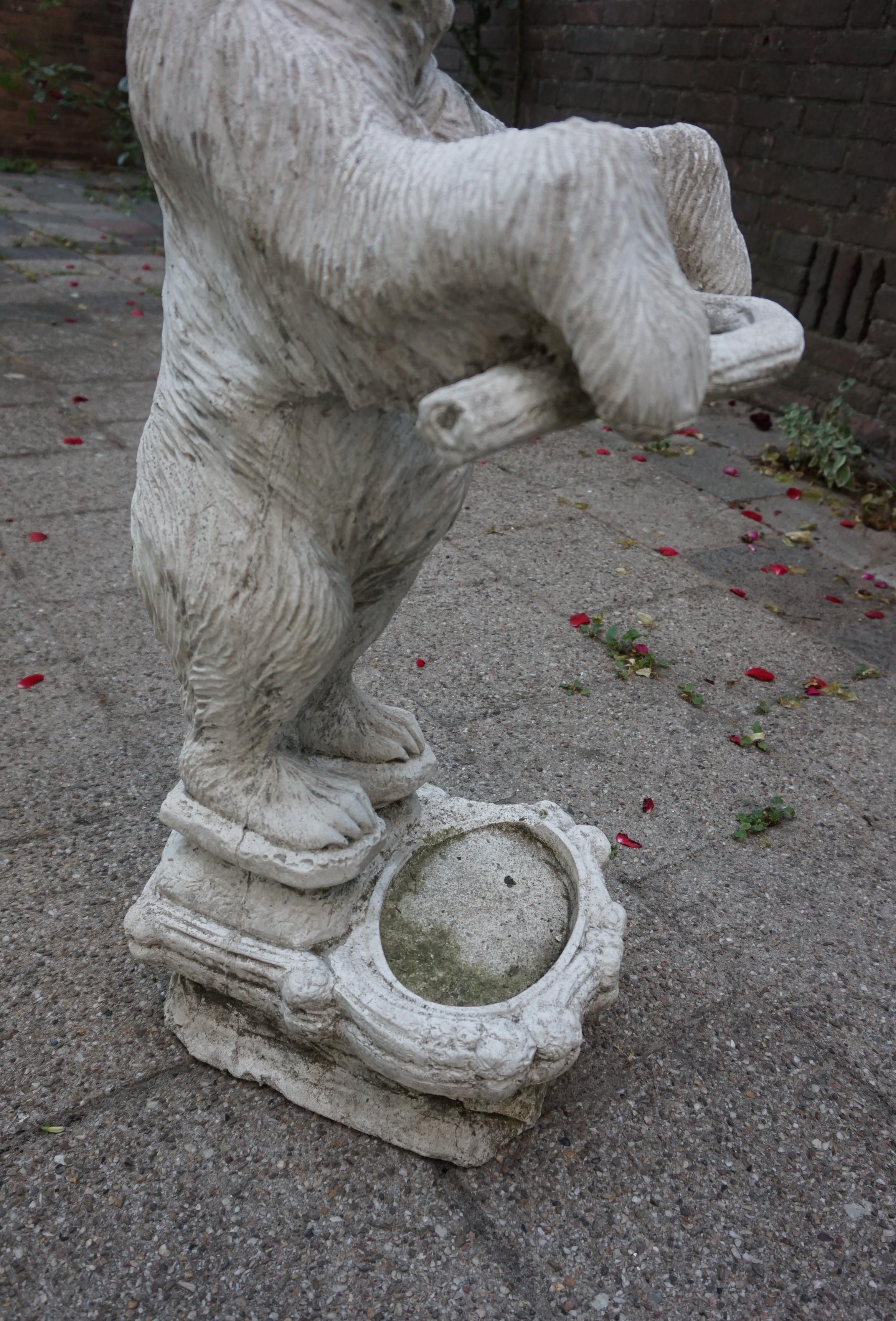 Black Forest Style Hall Umbrella Stand or Garden Bear Sculpture in Cast Concrete In Good Condition For Sale In Lisse, NL