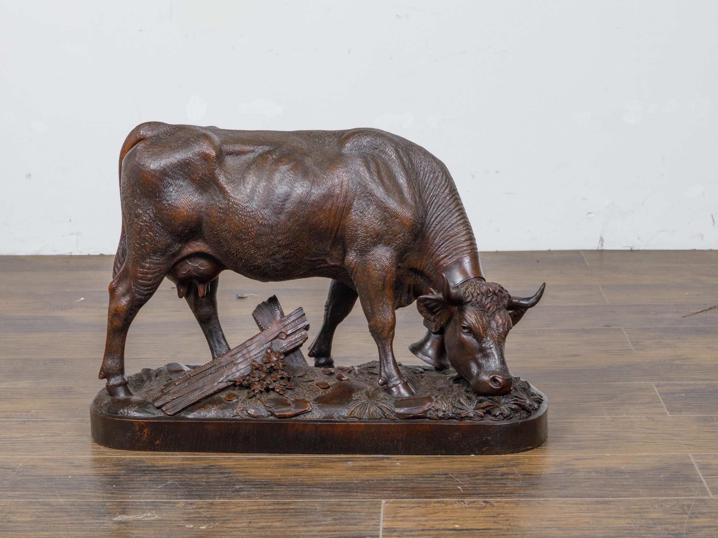 Black Forest Swiss 1880s Carved Wooden Grazing Cow with Bell on Neck For Sale 8
