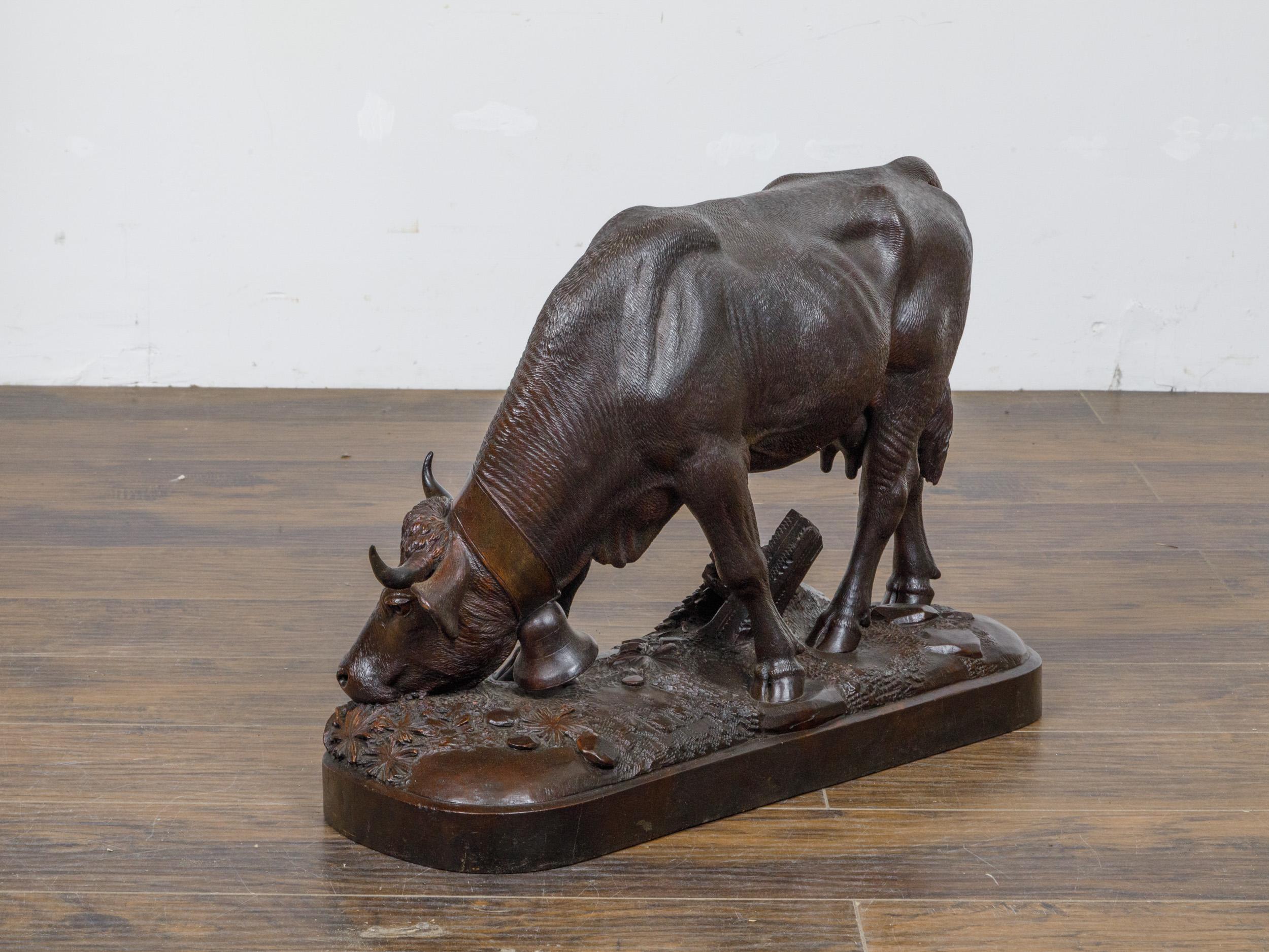 Sculpté à la main Black Forest Swiss 1880s Vache de pâturage en bois sculpté avec cloche au cou en vente