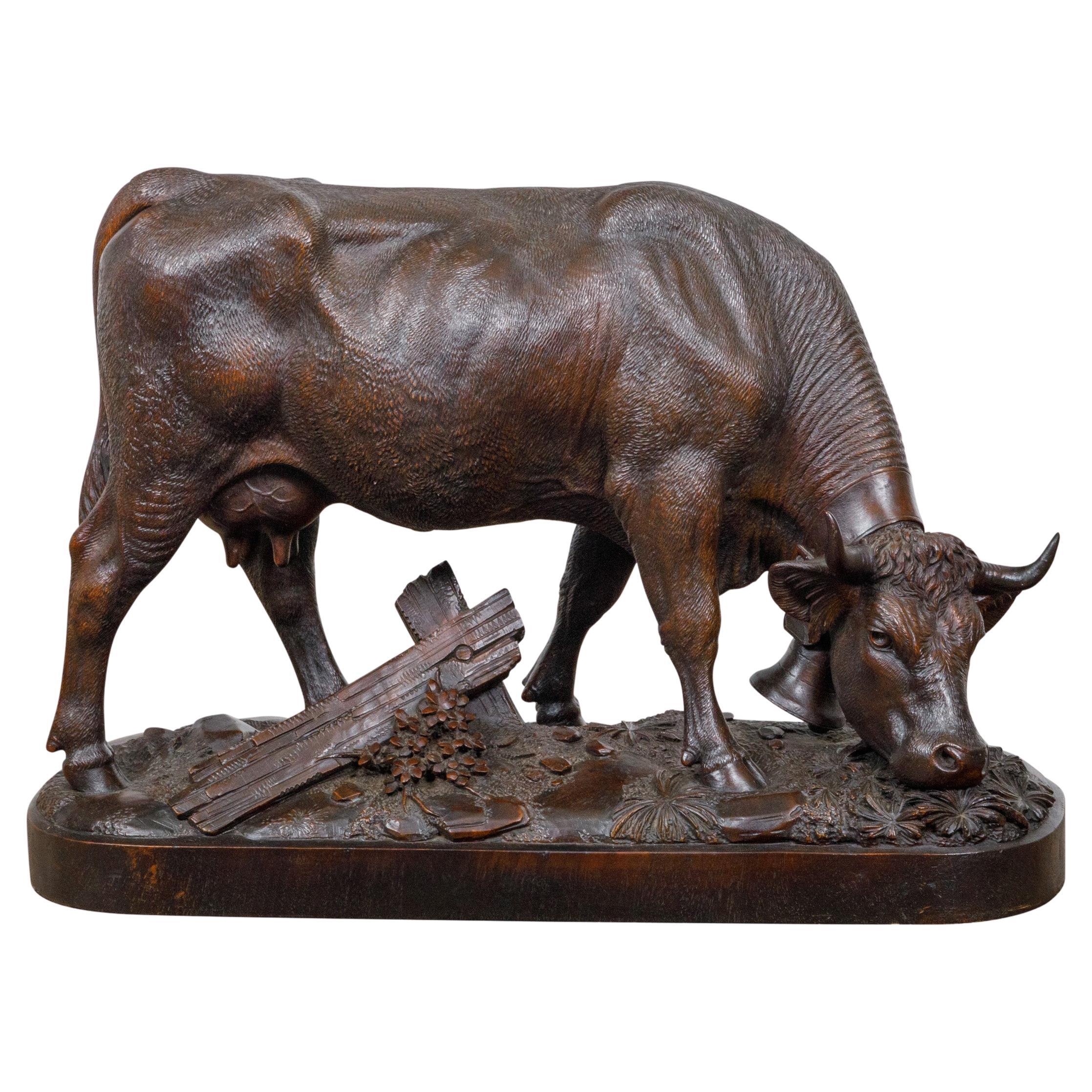 Black Forest Swiss 1880s Vache de pâturage en bois sculpté avec cloche au cou en vente