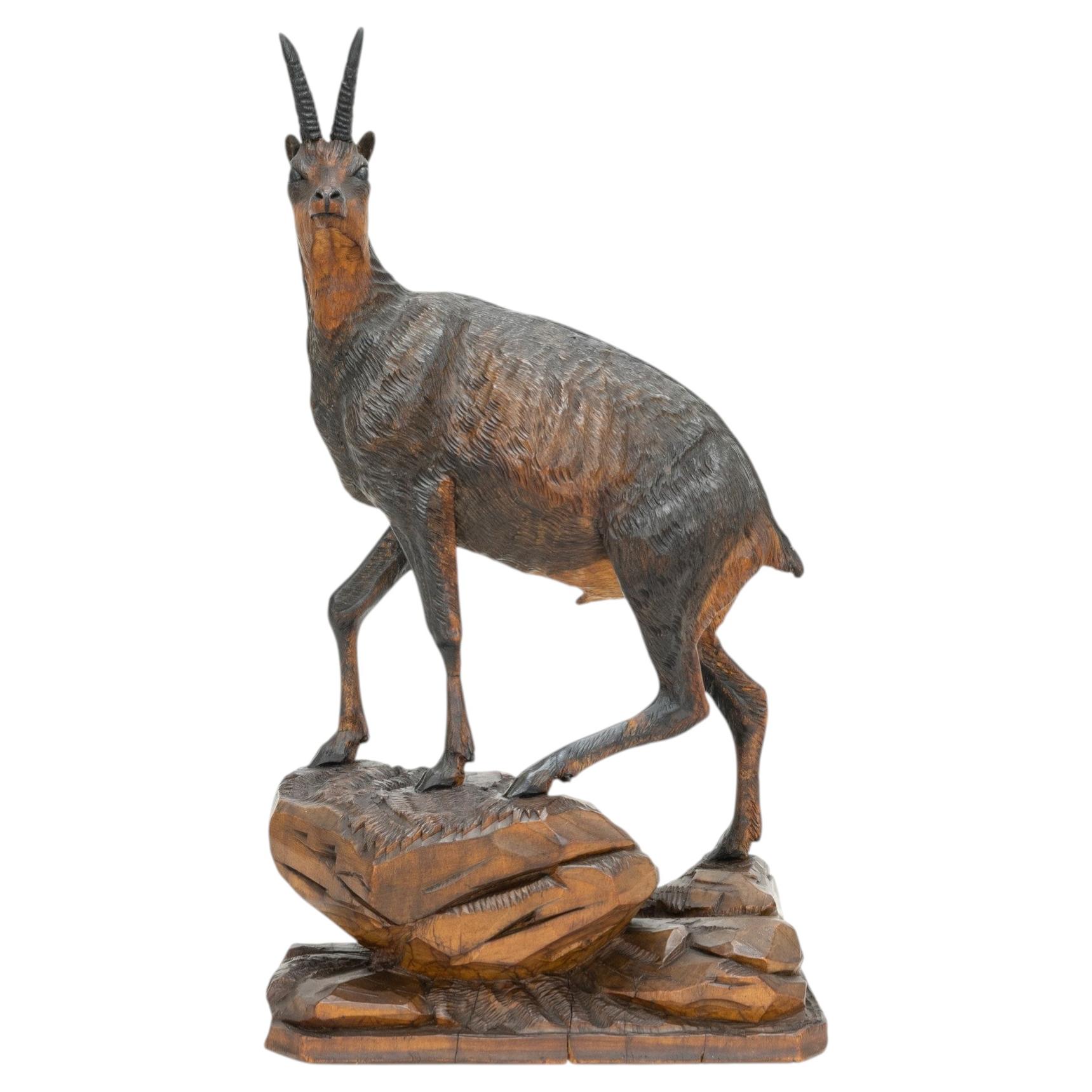 Cerf chamois en bois sculpté à la main par les Suisses de Black Forest