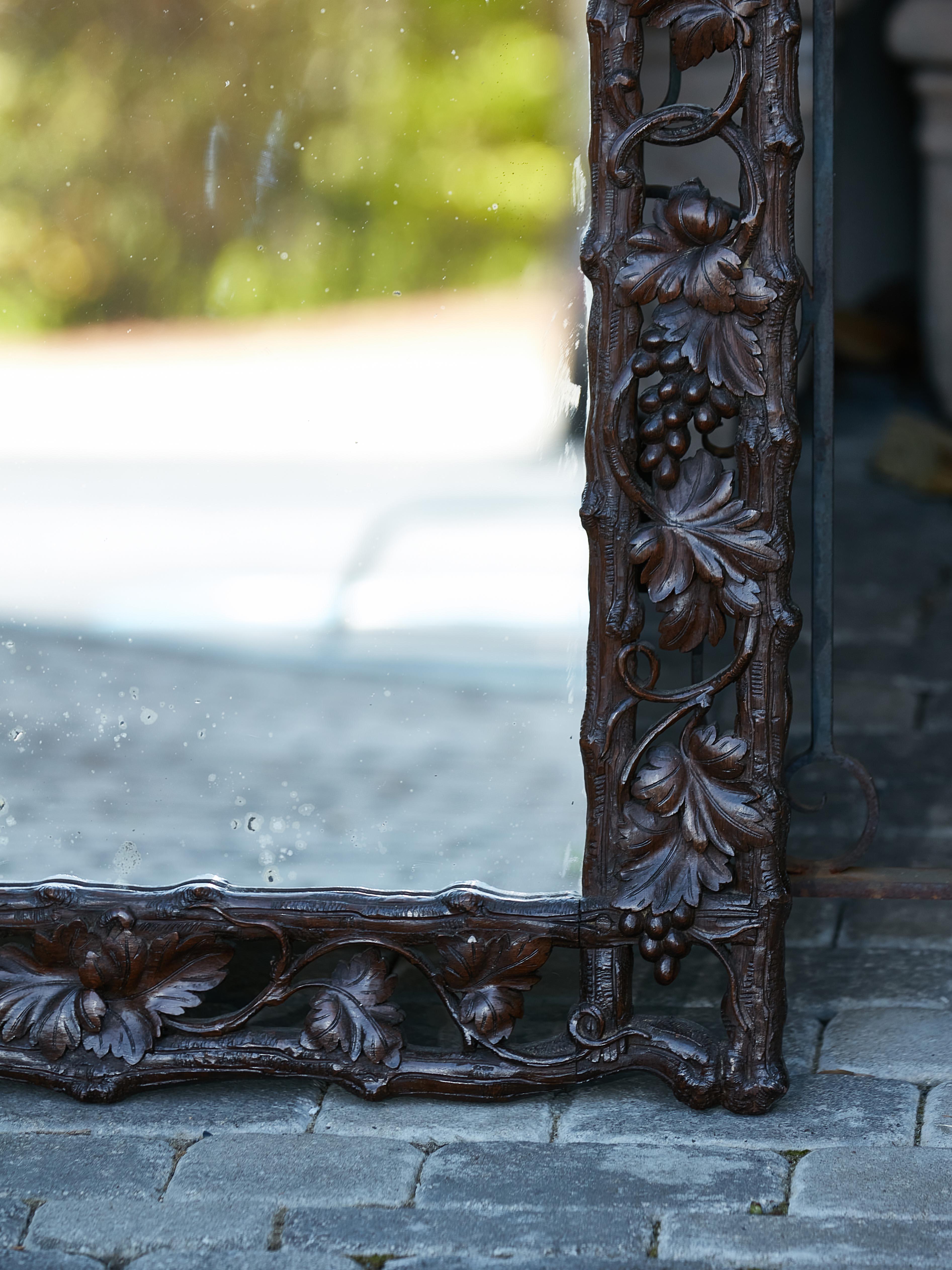 Black Forest Turn of the Century Carved Mirror with Grapevine Motifs, circa 1900 For Sale 1
