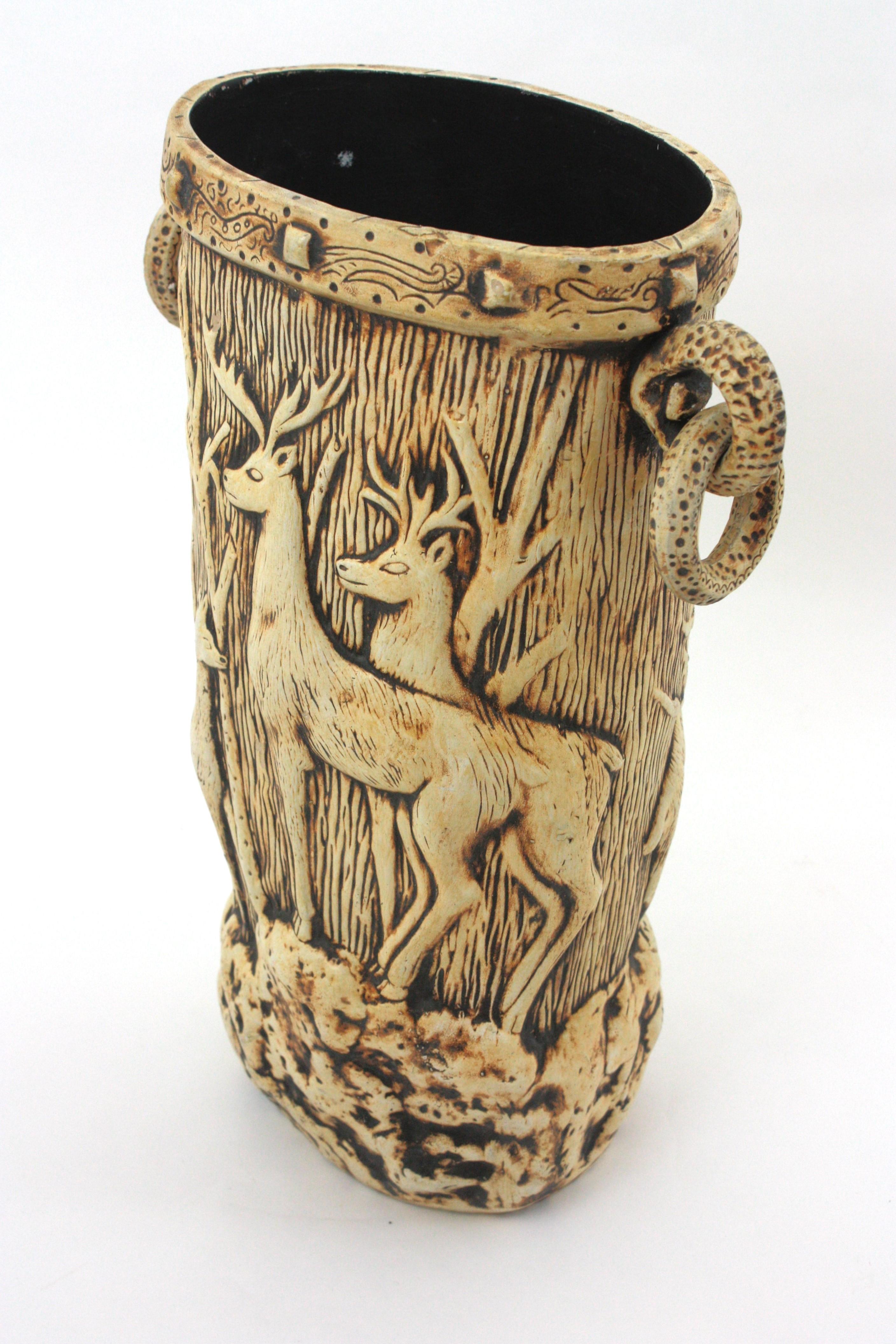 Paragüero Black Forest de terracota blanca con motivo de ciervos, Francia años 50 en venta 2