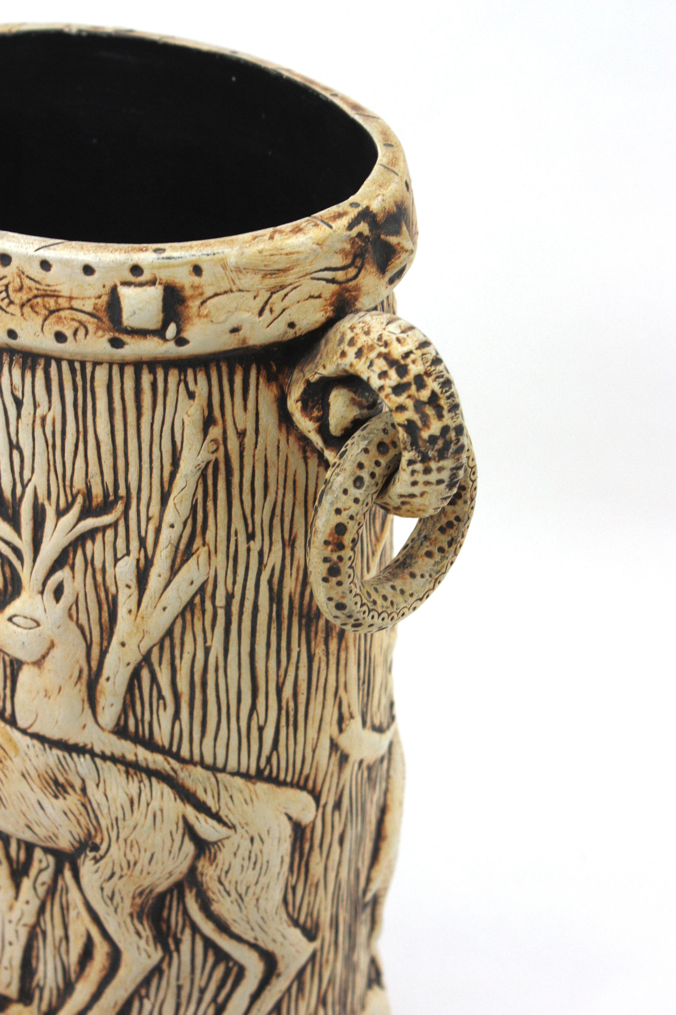 Paragüero Black Forest de terracota blanca con motivo de ciervos, Francia años 50 en venta 4