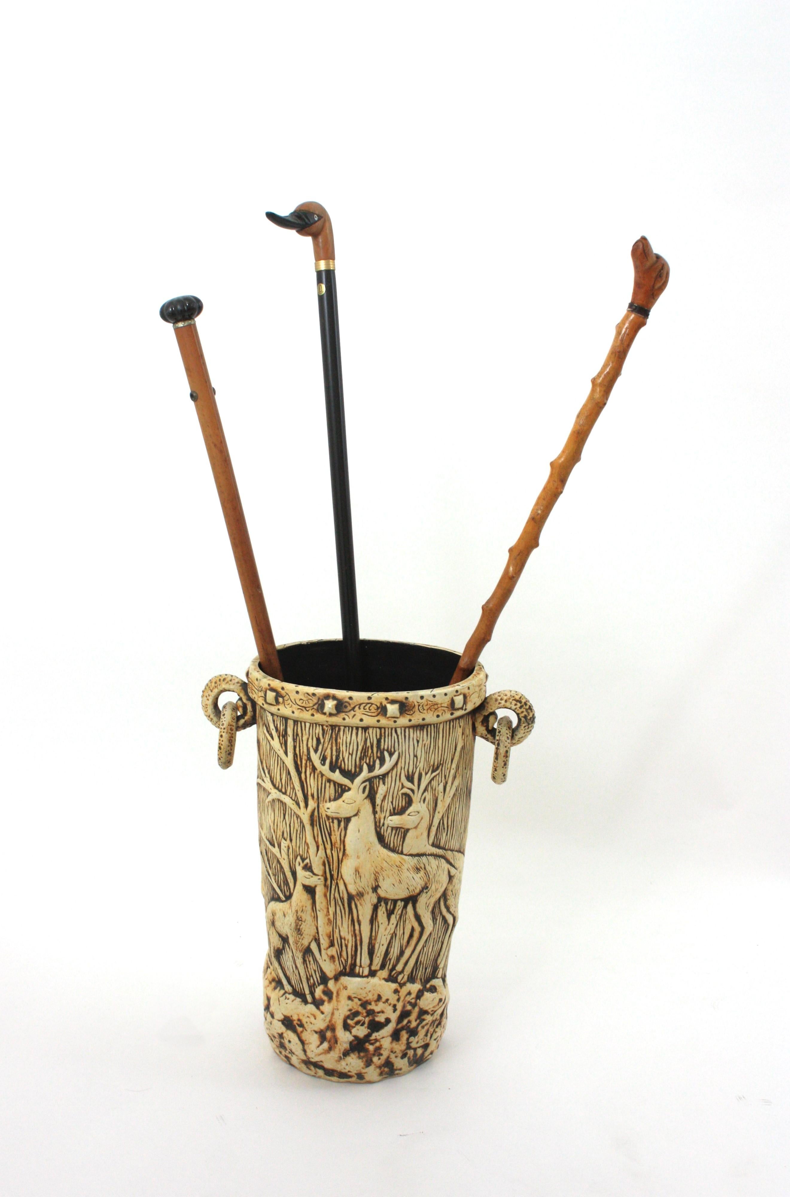 Paragüero Black Forest de terracota blanca con motivo de ciervos, Francia años 50 en venta 5