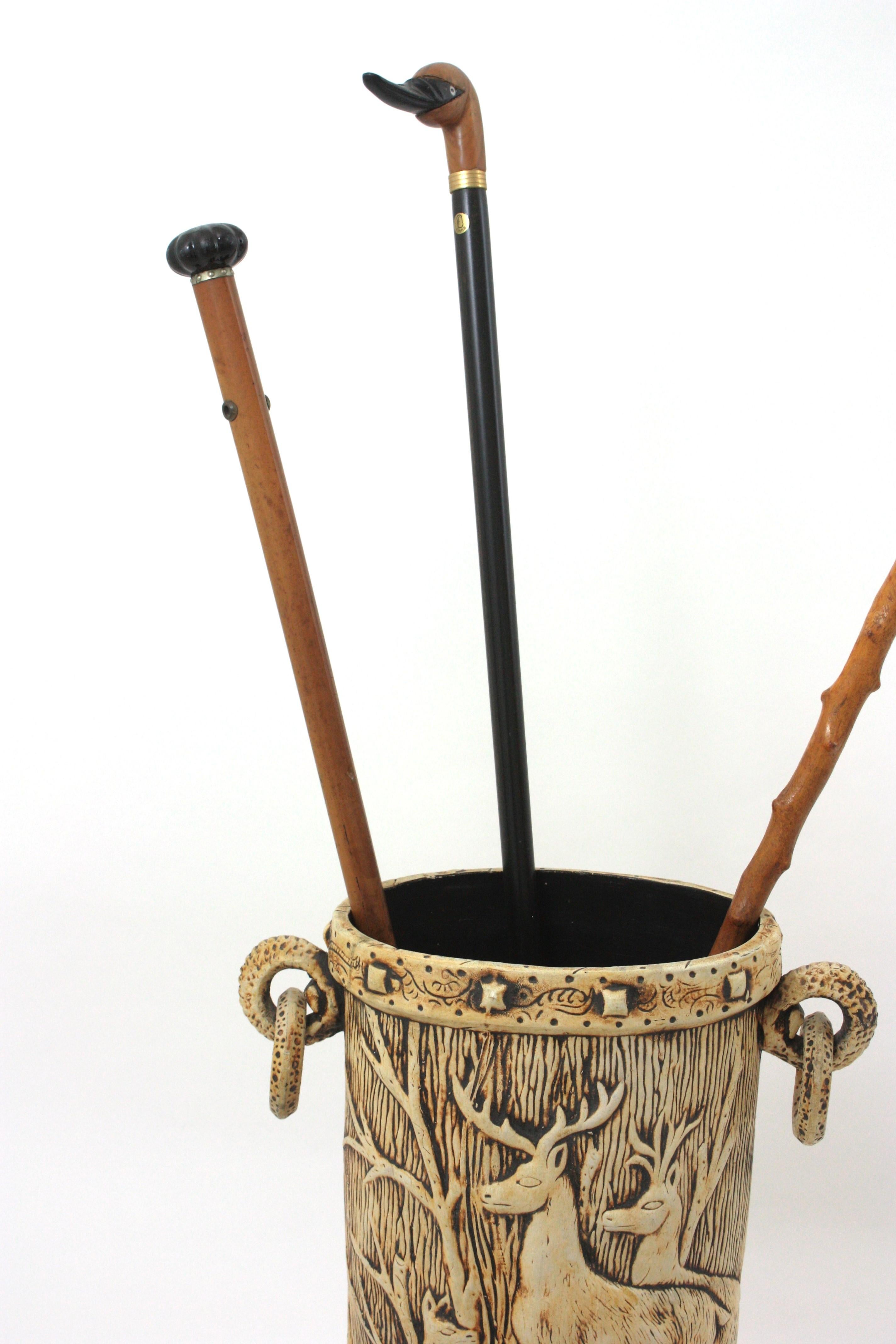 Paragüero Black Forest de terracota blanca con motivo de ciervos, Francia años 50 en venta 6