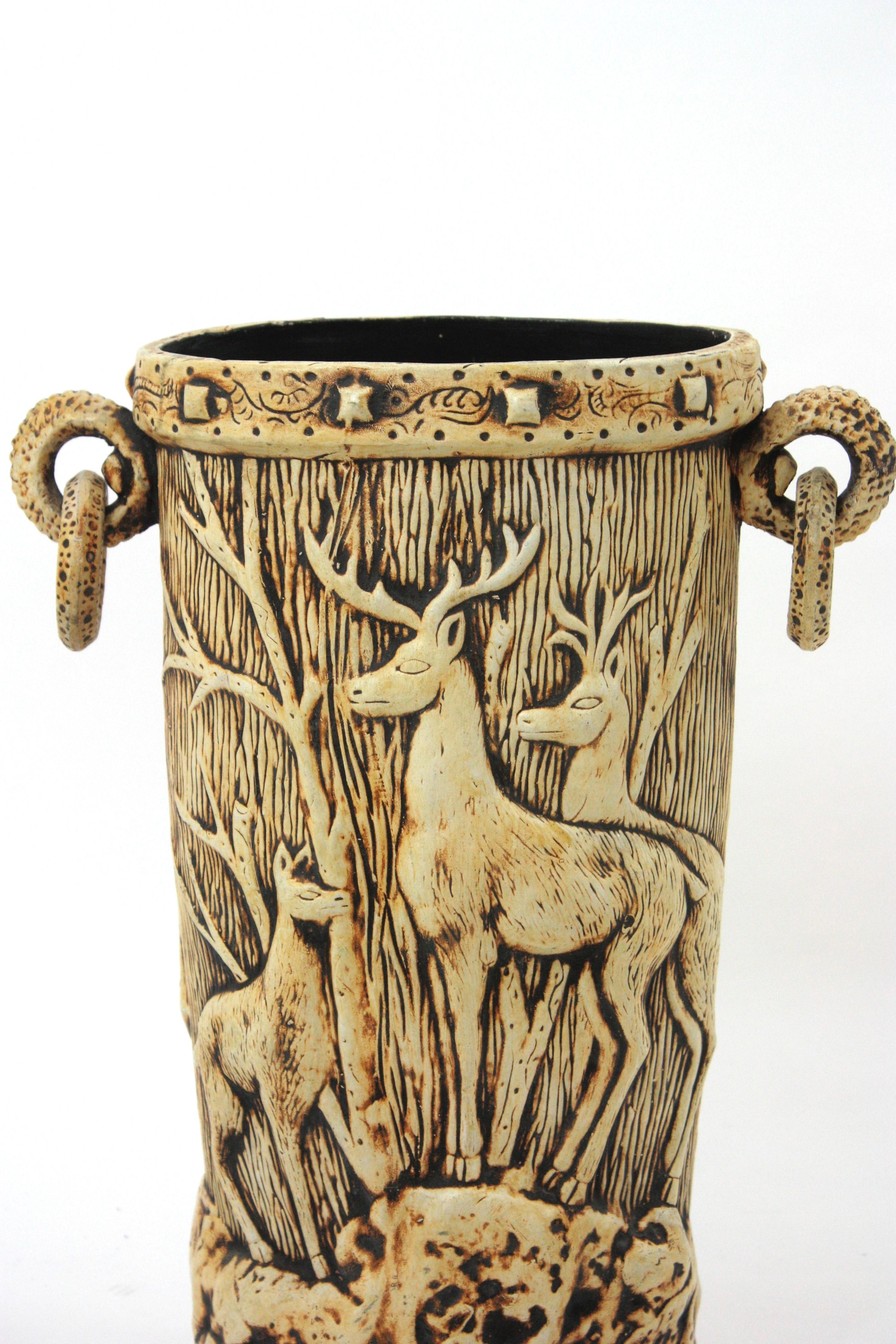 Paragüero Black Forest de terracota blanca con motivo de ciervos, Francia años 50 en venta 8