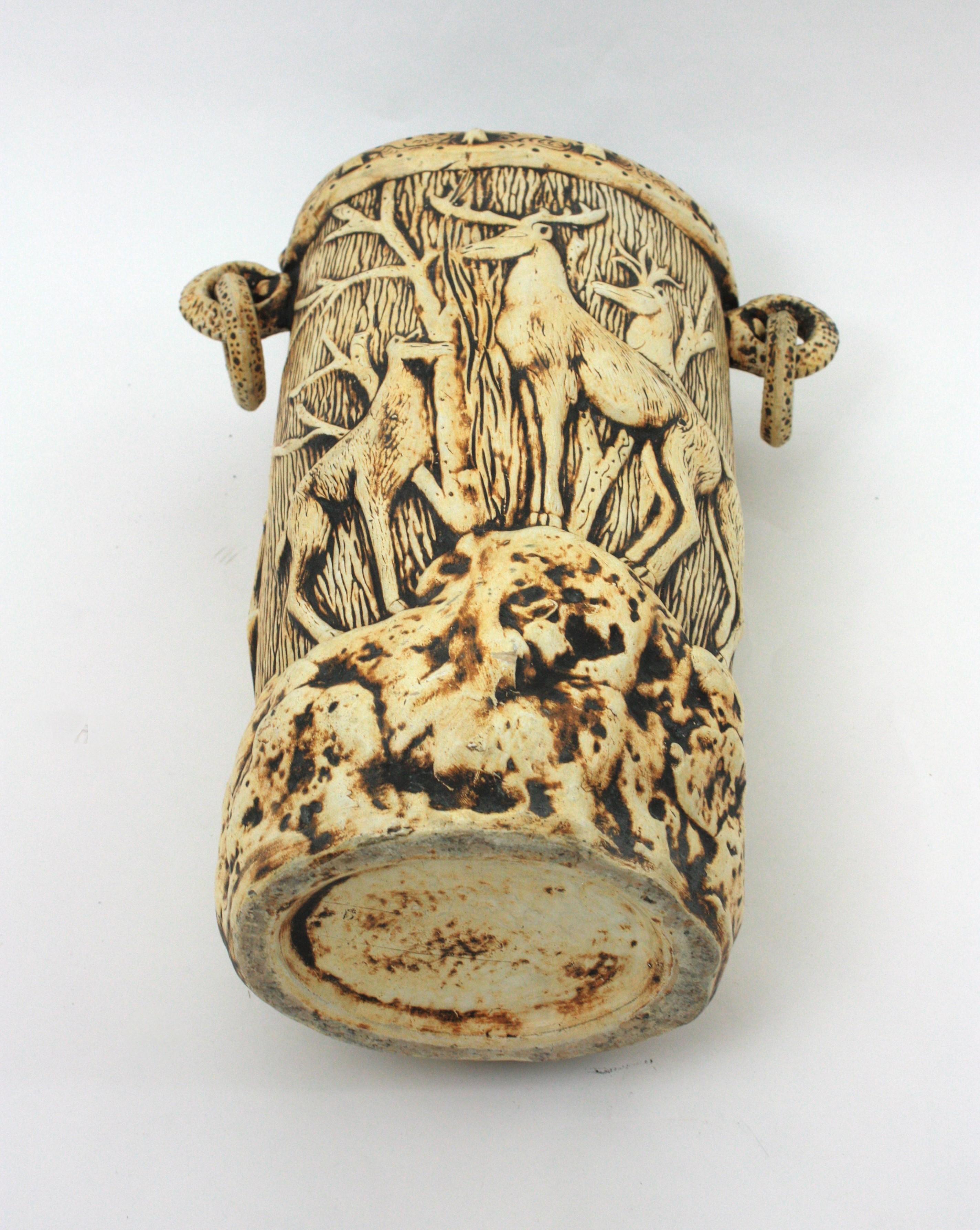 Paragüero Black Forest de terracota blanca con motivo de ciervos, Francia años 50 en venta 10