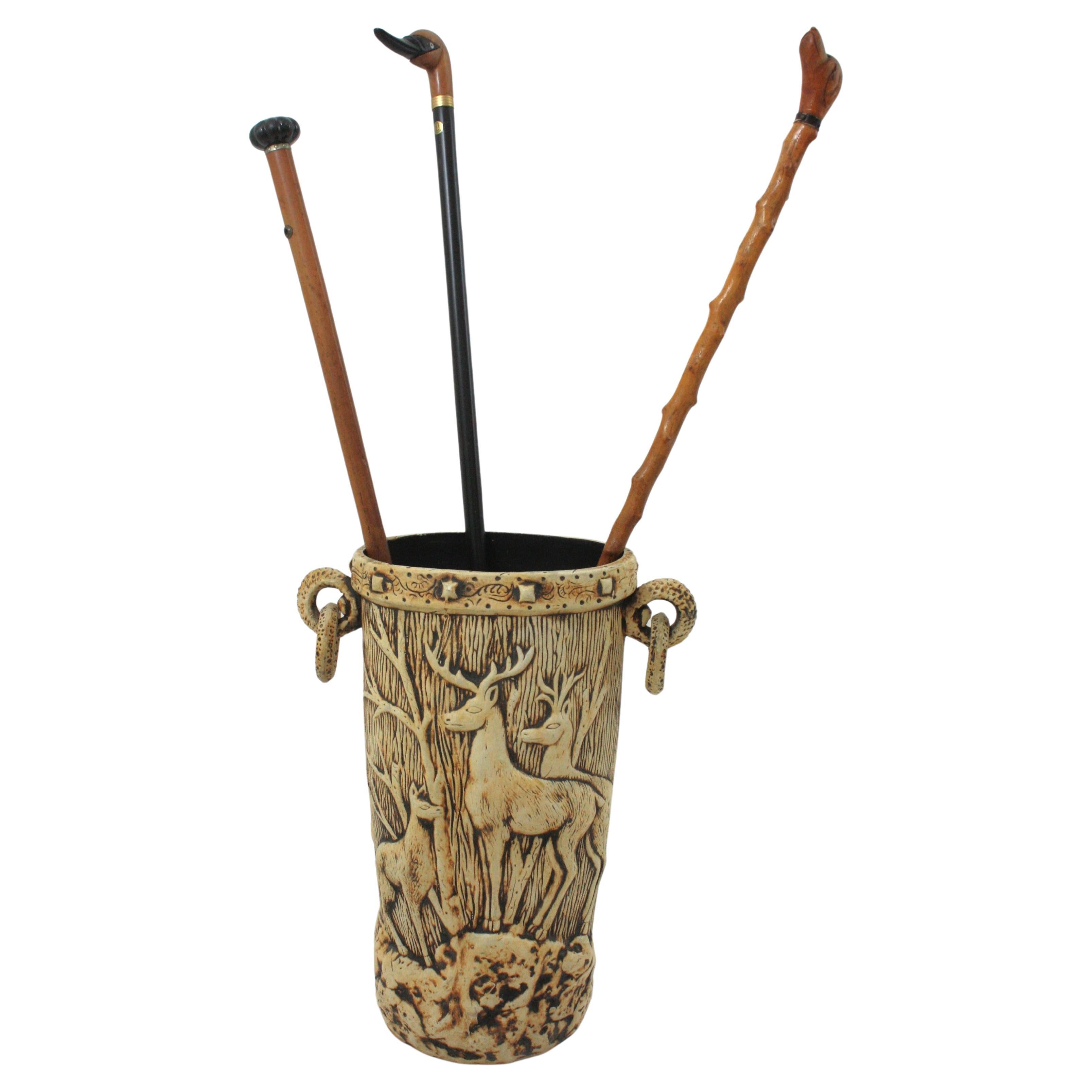 Paragüero Único en su Género Selva Negra y Ciervos en Terracota sin esmaltar
Francia, años 50.
__________________________________________________________________________
Llamativo Paragüero con decoración de ciervos y paisaje forestal, Terracota.