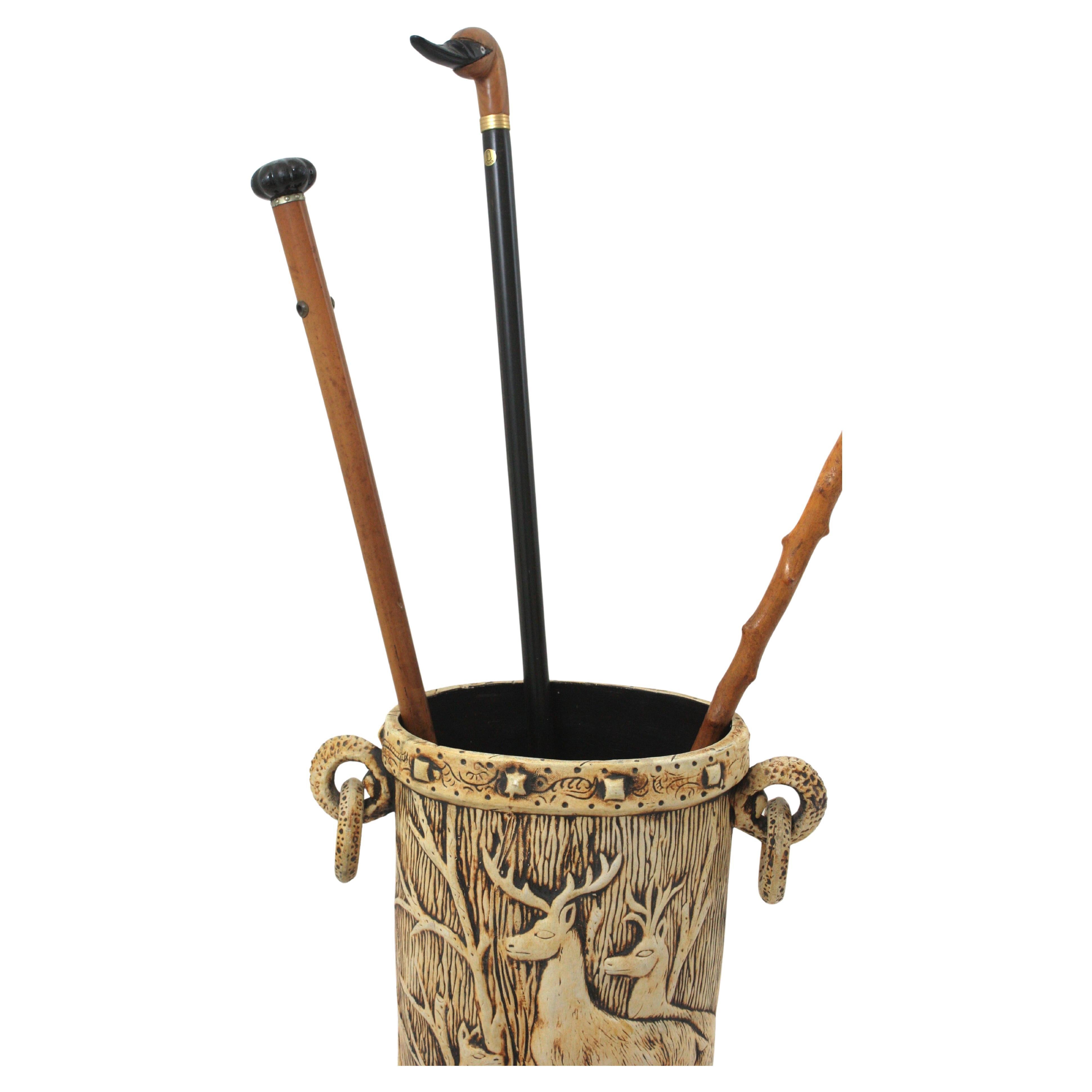 Paragüero Black Forest de terracota blanca con motivo de ciervos, Francia años 50 Moderno de mediados de siglo en venta