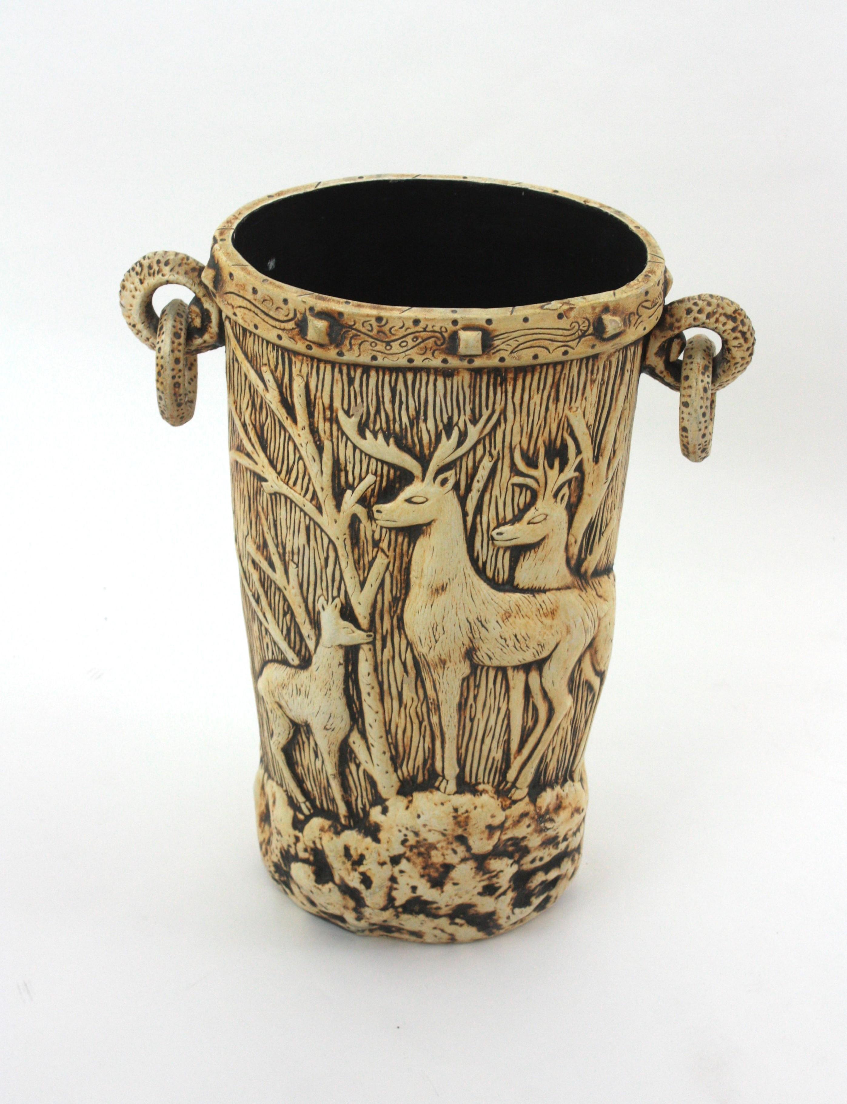 Paragüero Black Forest de terracota blanca con motivo de ciervos, Francia años 50 Hecho a mano en venta