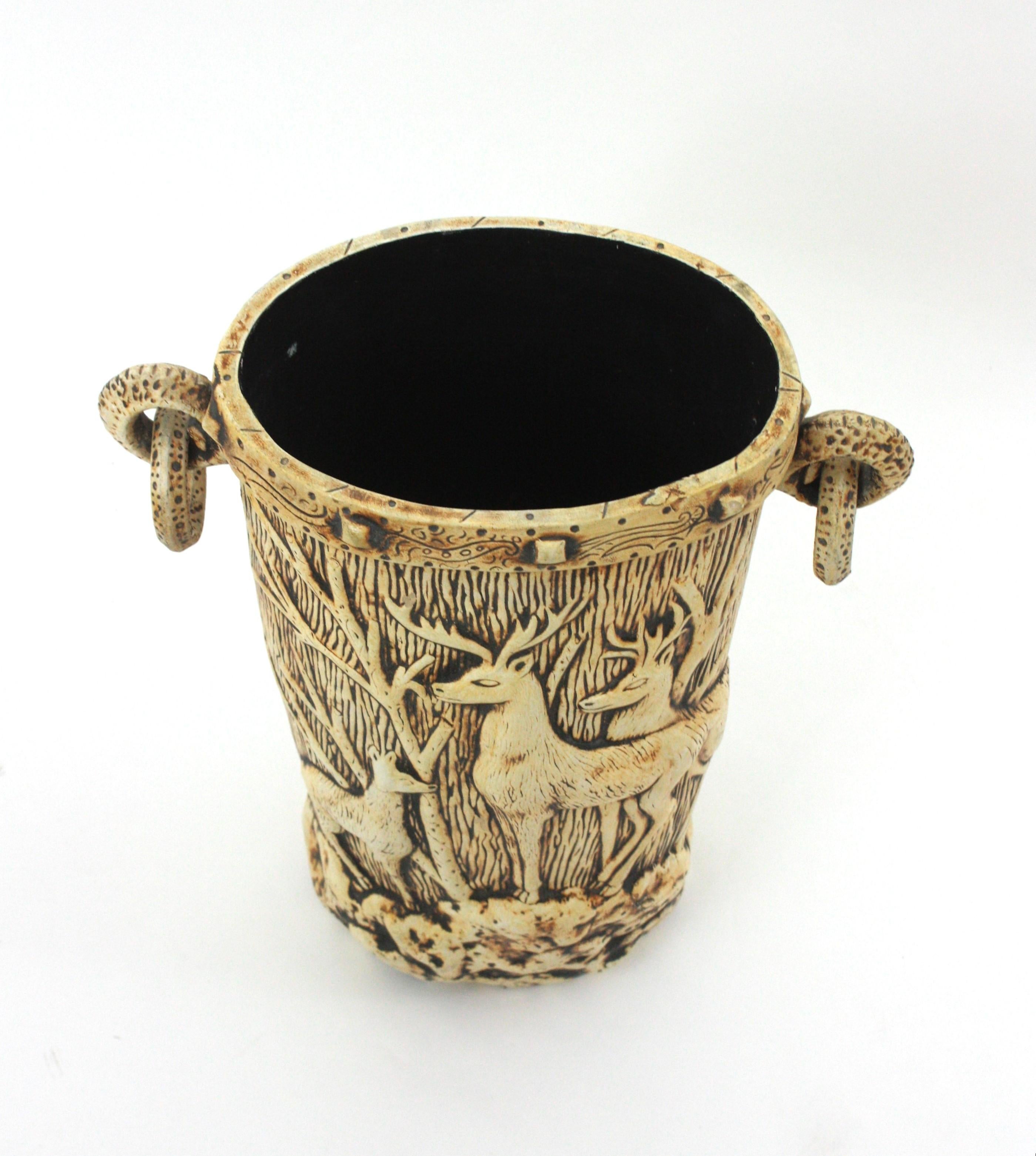 Paragüero Black Forest de terracota blanca con motivo de ciervos, Francia años 50 siglo XX en venta