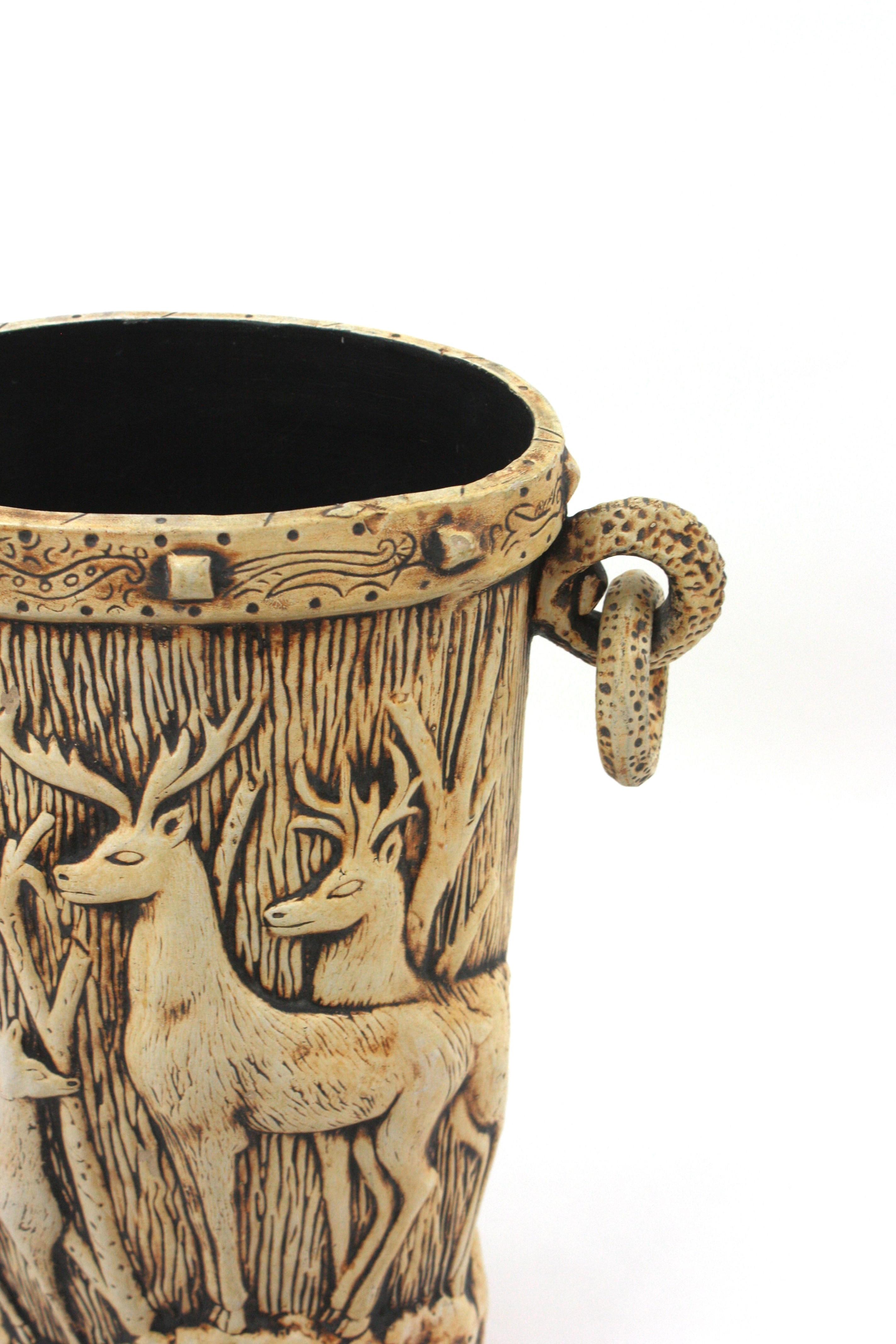 Paragüero Black Forest de terracota blanca con motivo de ciervos, Francia años 50 Terracota en venta