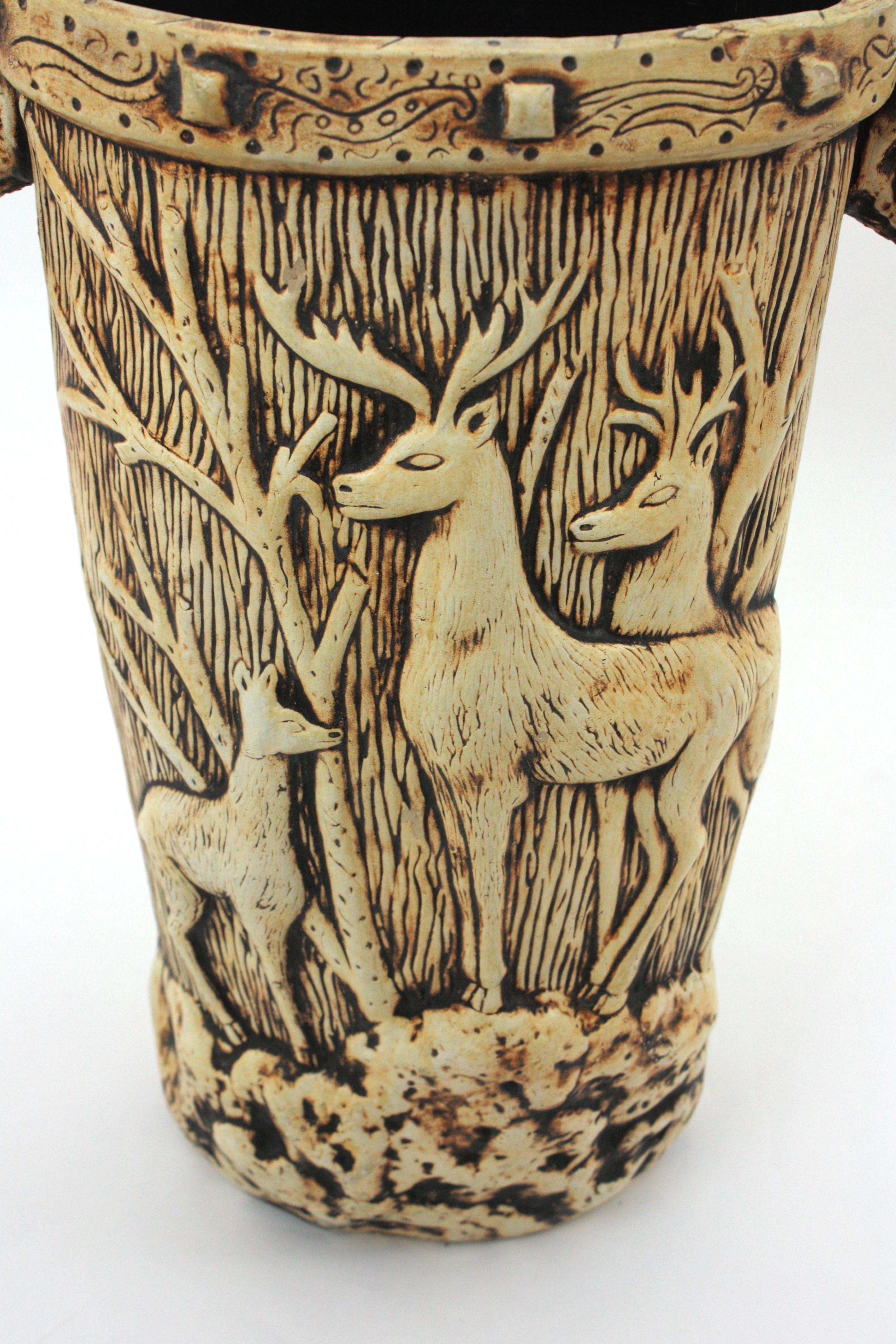 Paragüero Black Forest de terracota blanca con motivo de ciervos, Francia años 50 en venta 1