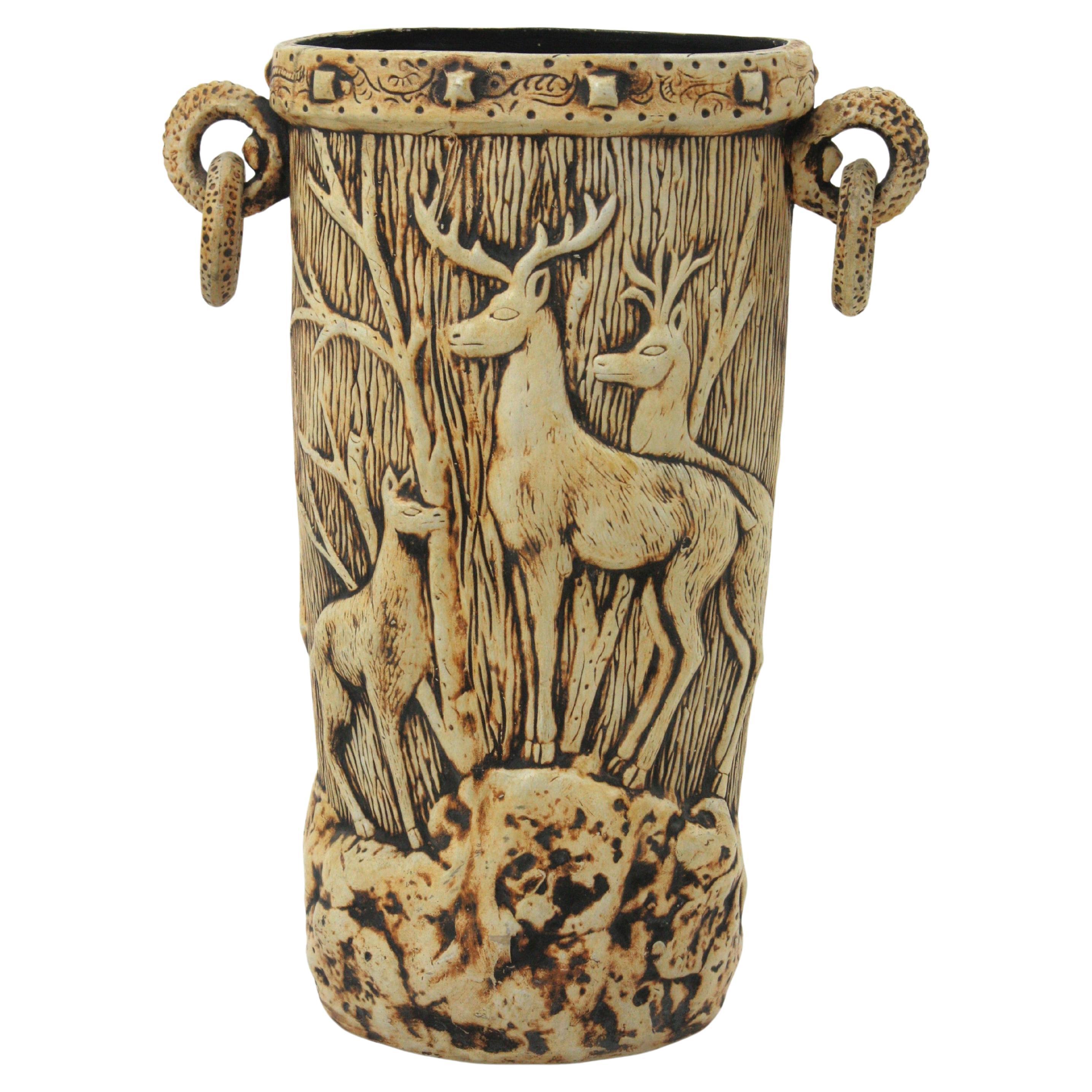 Paragüero Black Forest de terracota blanca con motivo de ciervos, Francia años 50 en venta