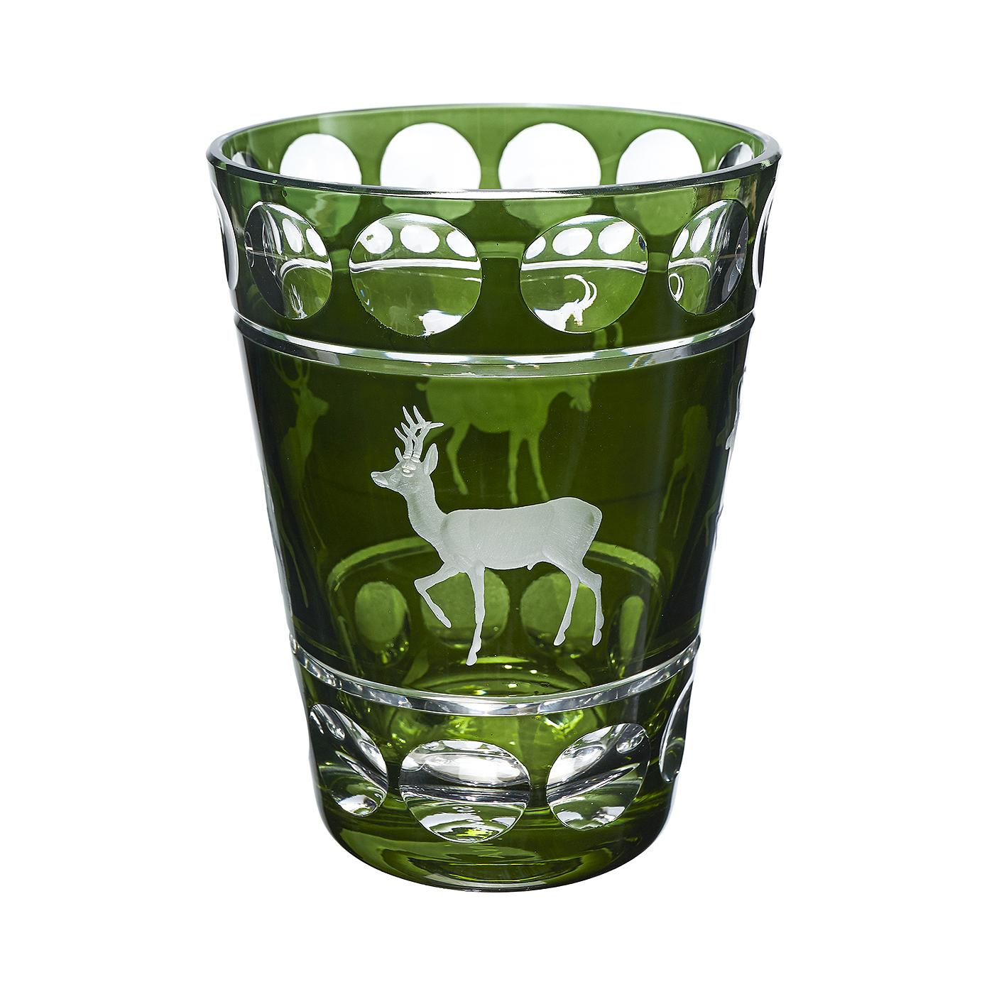 Vase aus mundgeblasenem grünem Kristallglas mit Jagdszene. Das Dekor ist ein Jagddekor mit 4 freihändig eingravierten Tieren im naturnahen Stil. Vollständig mundgeblasen und handgraviert in Bayern/Deutschland. Das hier gezeigte Glas ist in