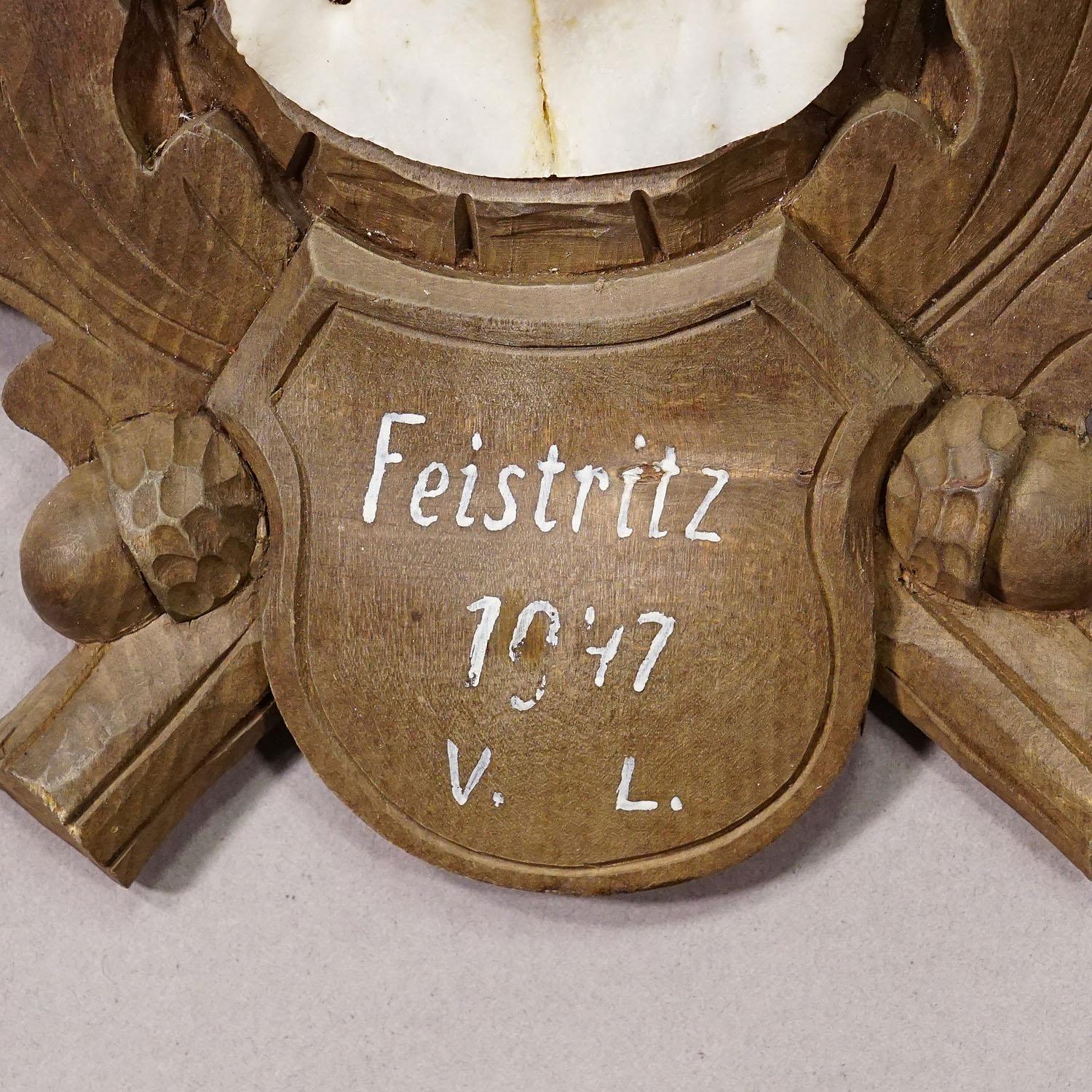 Forêt-Noire Trophée de cerf vintage de Black Forest sur plaque sculptée 1947 en vente